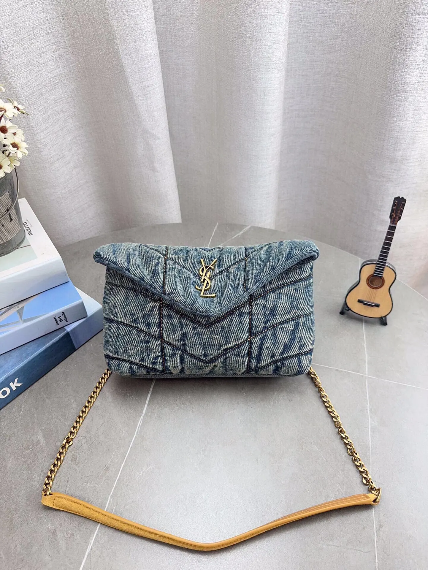 高品质YSL圣罗兰丹宁puffer 眼击中的ysIlouloupuffer云朵包 极具致敬意味的&ldquo;Loulou&rdquo;单肩包在本季开启全新演绎,设计师以牛仔效果面料融入填充夹克的创意，搭配鲜艳紫色，助你携-抹明媚迎接盎然春光。 为经典包袋注入新意，品牌用酒椰叶纤维拼接包面，简洁流畅的廓形洋溢优雅魅力，适宜搭配裤装或礼服，于细节处传递轻松愉悦的夏日写意。小号尺寸：22*16cm 无盒 p180