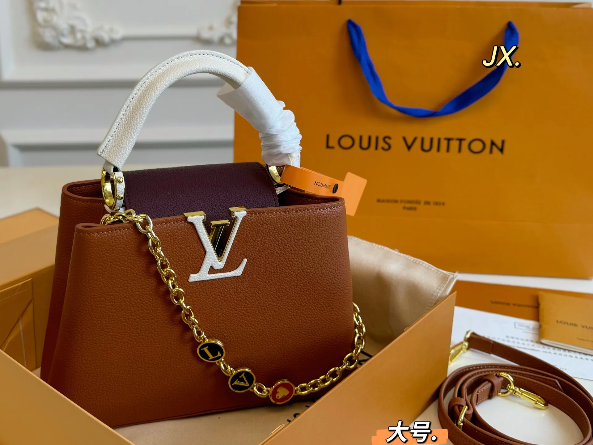 P180大号(折叠盒) size:27×18大号 LV路易威登Capucines卡普辛手提包💕 贵气十足的包包,真的超美! 色彩鲜亮不张扬,显得无比温柔 高级感满🈵️,时尚洋气❗️ 大小刚好,精致又不失优雅‼️