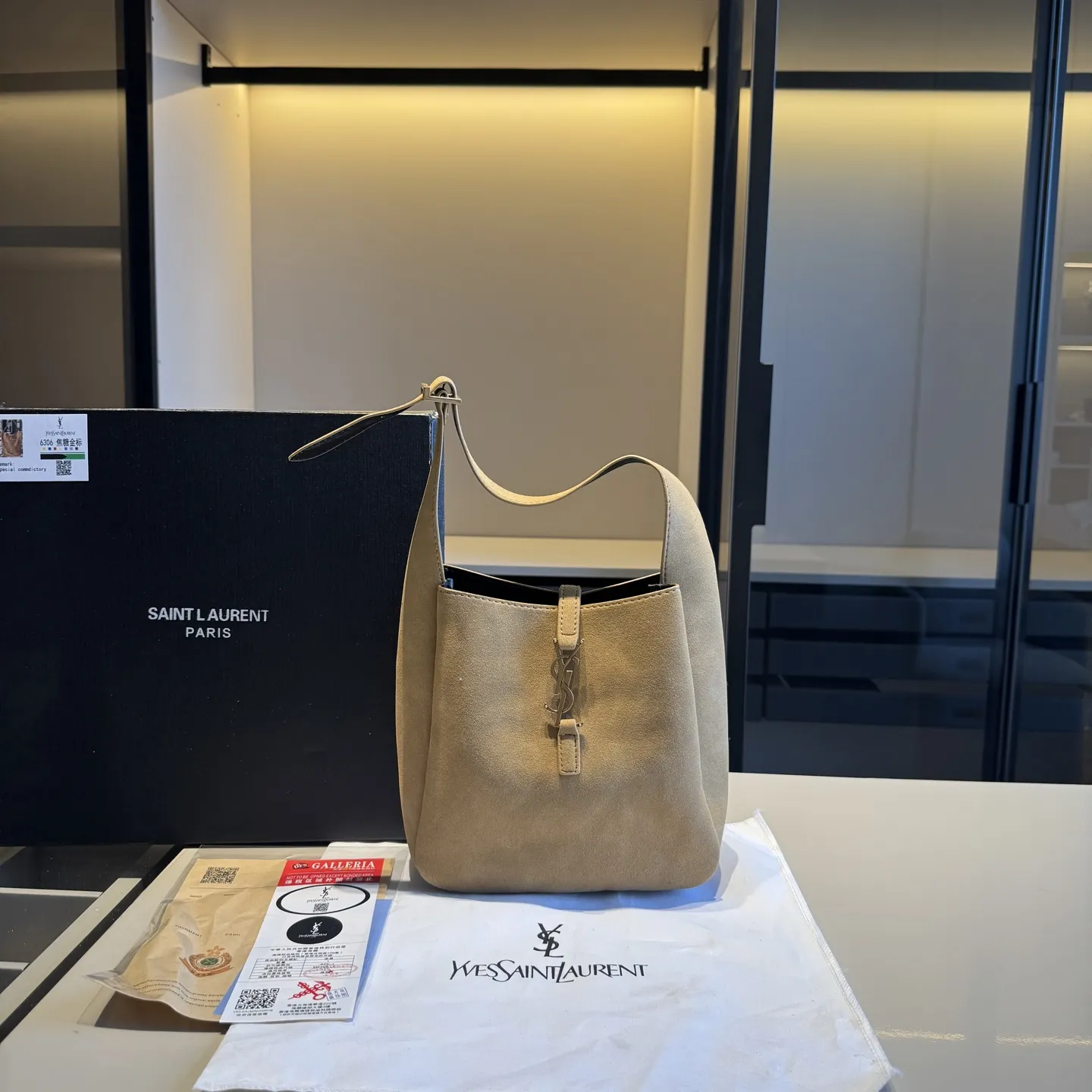 🅿️140✅新品推荐🔜 🔥YSL圣罗兰专柜新款麂皮系列HOBO腋下包👍这款包超!级!火!👍各大明星追捧的爆款~采用原版五金配件!经典logo!顶级做工!面料采用原版皮料!大容量!原版礼盒包装🎁(size:21*22*9)