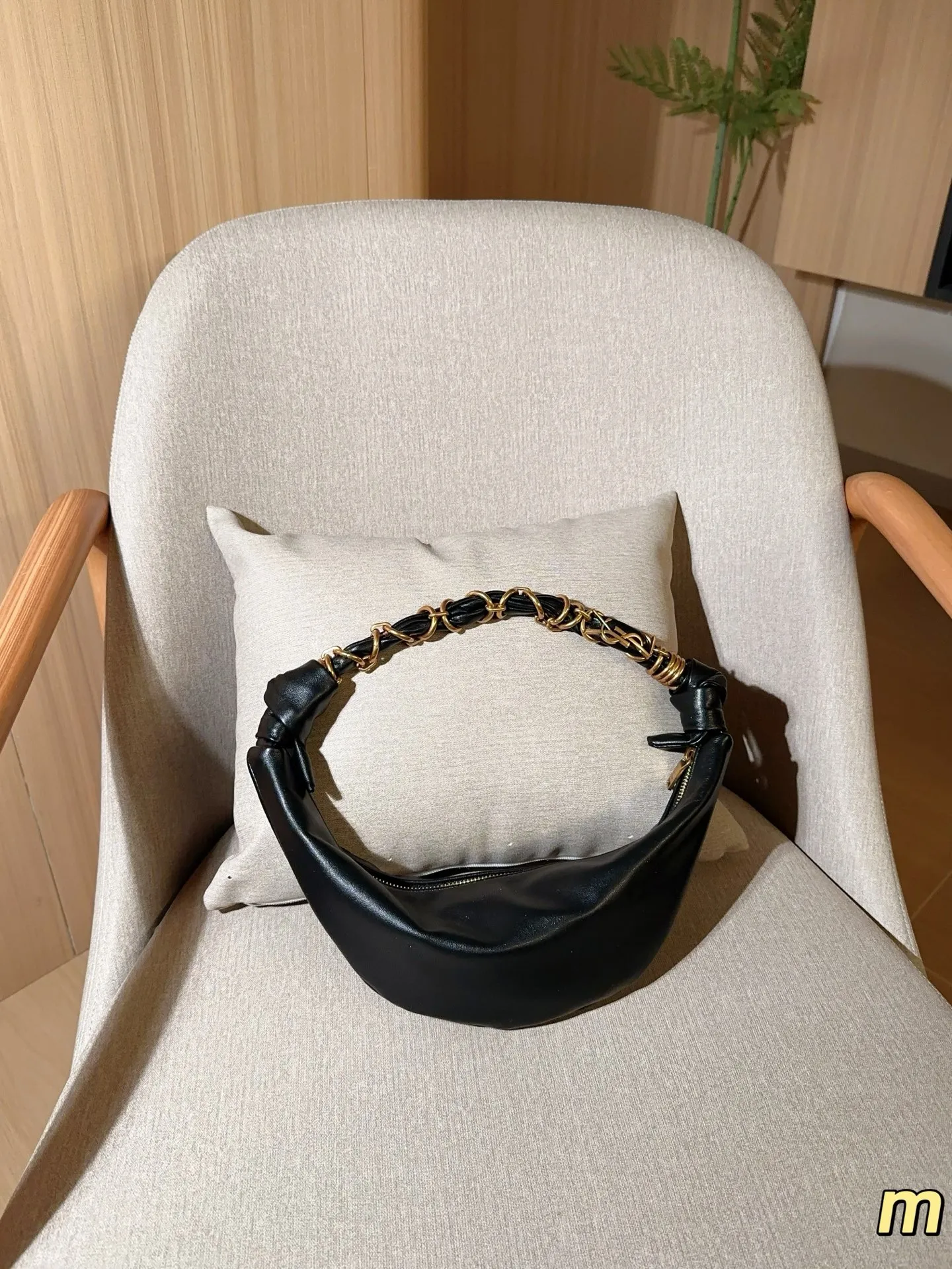 💰135 圣罗兰YSL AMALIA腋下包 柔软慵懒随性“牛角包”造型,超有法式氛围感!肩带是金色YSL字母链条交织,辦识度满分-。拉链开合,内部空问能装手机、钱包等日常小物,手提或腋下背都很时髦,轻松打造松弛感穿搭~ 尺寸39×13 礼盒包装🎁