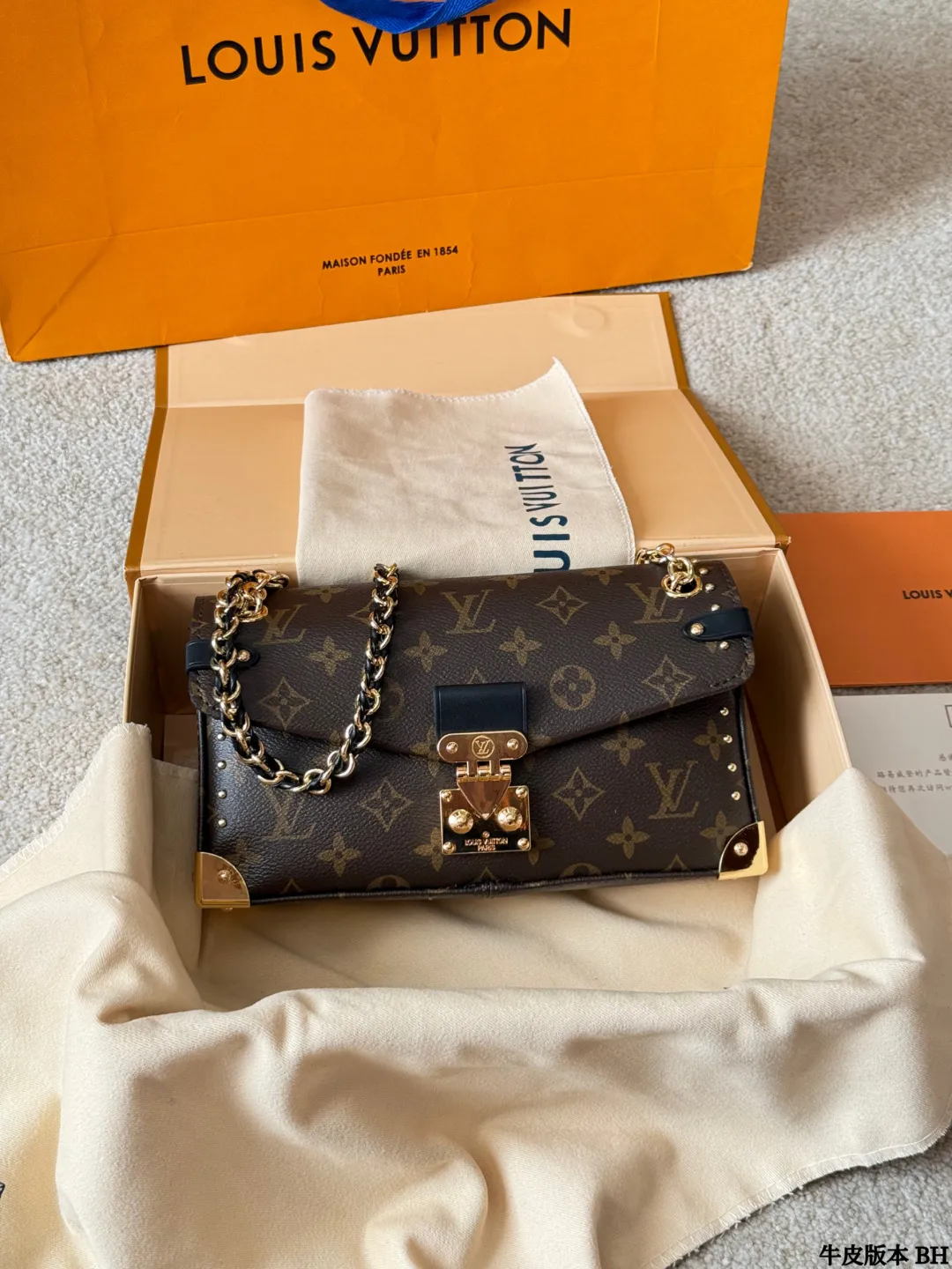 复刻版 p180 LV Trunkie 老花链条包 LV Trunkie老花链条包,经典Monogram帆布+金属铆钉,复古又摩登!灵感来自LV古董旅行箱,硬挺廓形超有辨识度。S型锁扣开合仪式感满满,链条肩带可拆卸,手拎、单肩、斜挎都OK,通勤休闲都能搭。尺寸26x17cm,容量适中,日常物品轻松装下,实用又时髦!