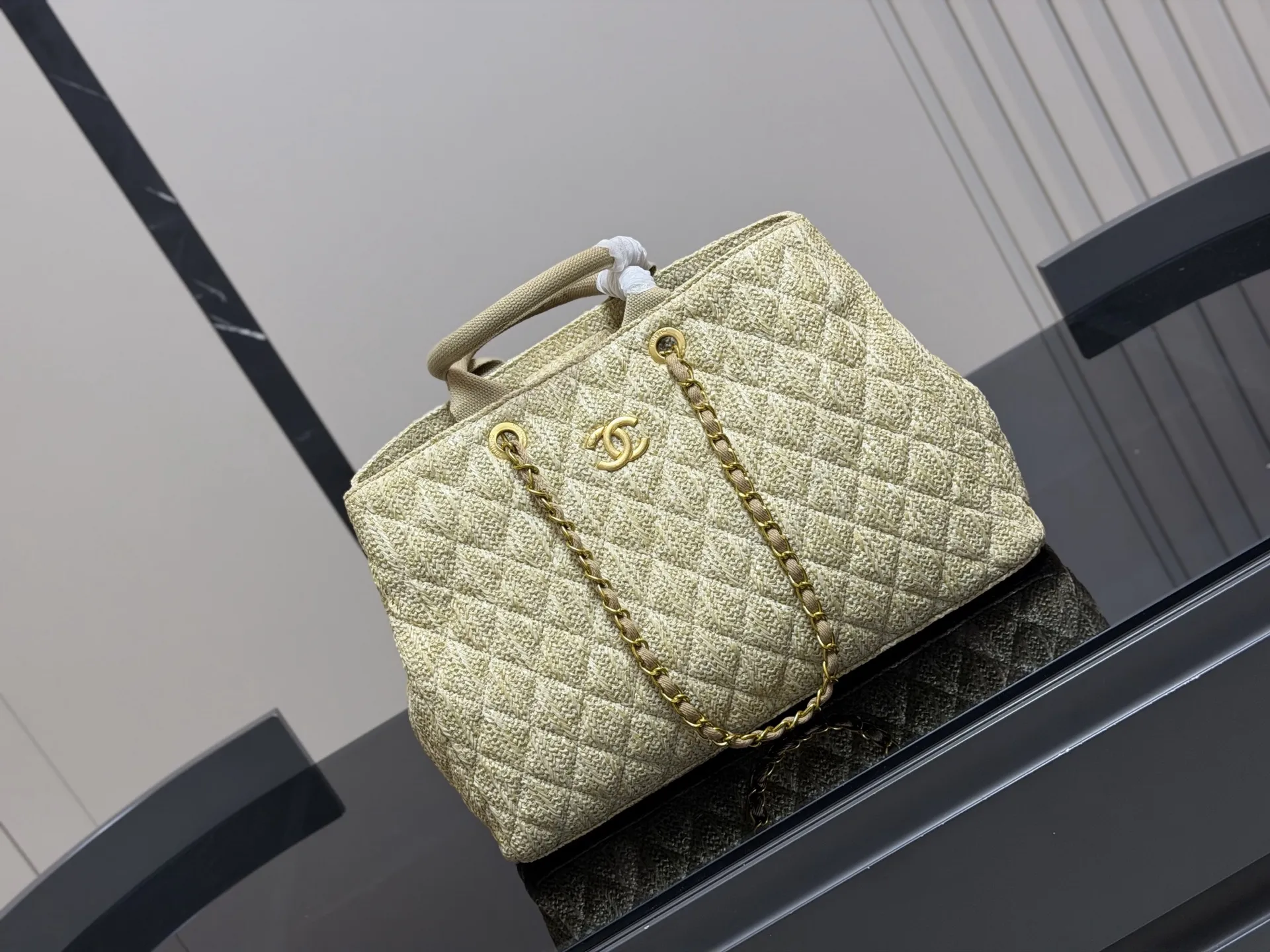 &yen;170 香奈儿CHANEL 链条托特包 复古优雅 香奈儿CHANEL 链条托特包 复古优雅 满满的高级感 大小适中 容量感人 休闲正装皆可轻松驾驭 尺寸:40.27cm