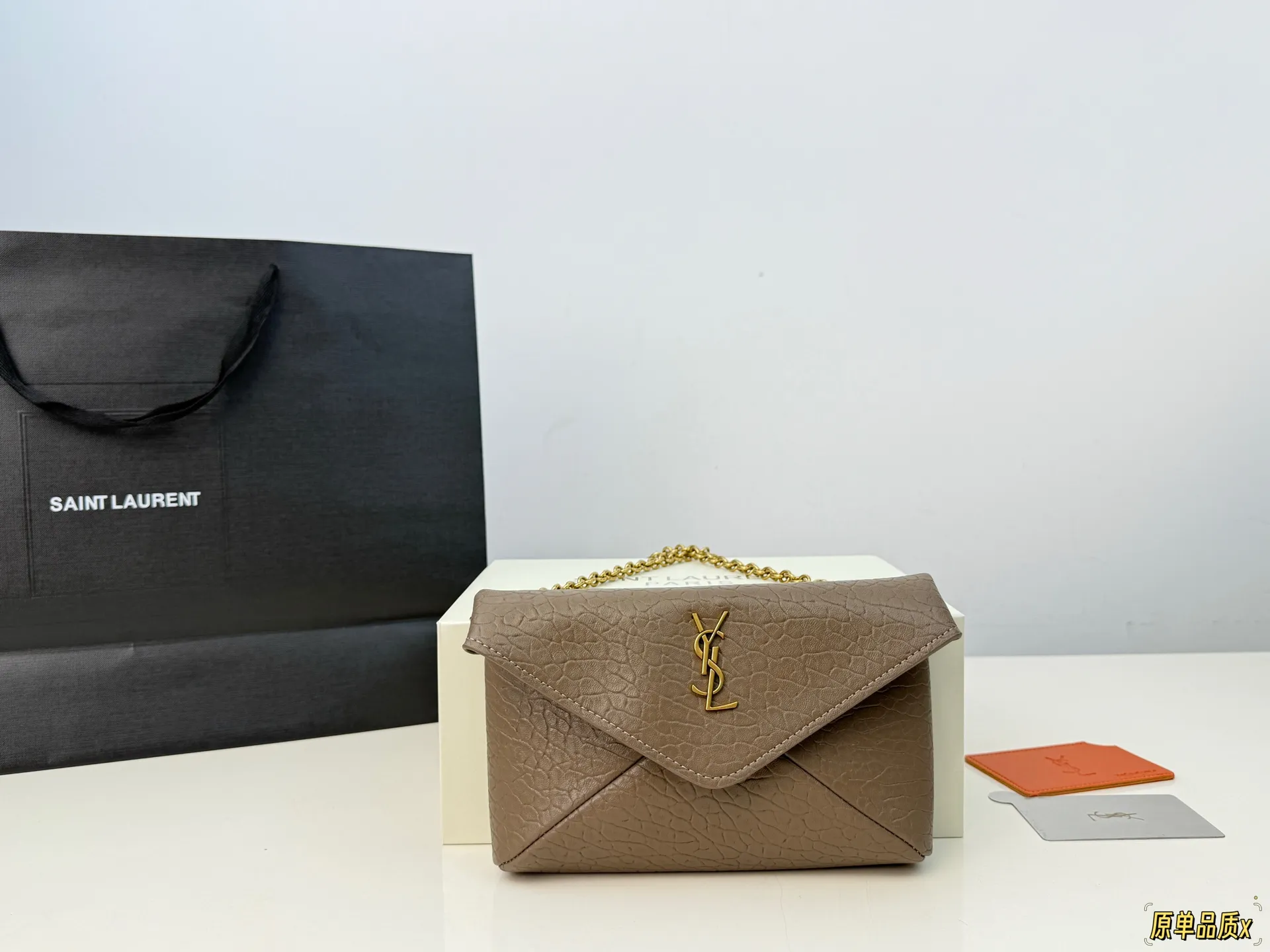 (飞机盒折叠盒⚠️)p160 圣罗兰YSL 不一样的链条包很精致 这款包包非常轻便 皮质很柔软 不一样的信封包 单肩斜挎都可以 也可以当作手拿包呀 尺寸:19.12cm