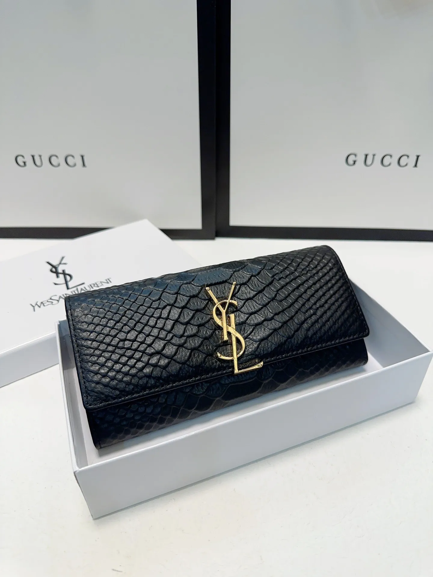 P95🎀🎀颜色 黑🎀尺寸 19x10🎀圣罗兰🆕款💕进口鳄鱼纹小牛皮质感一流👍独一无二风格，实用内阁超美超时尚美女必备单品🔥