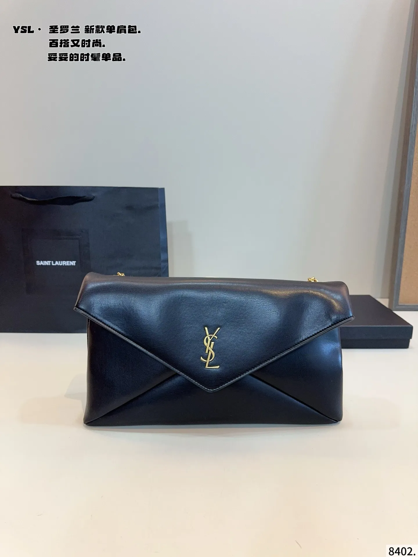 p155配礼盒🎁. YSL圣罗兰 25fw秋冬新款手拿包😍 优雅又大气 软软的小羊皮 手感一流[哇R] 容量更不用说 可以随便往里塞[赞R] 单肩 手拎都十分适配尺寸：34*3*20cm