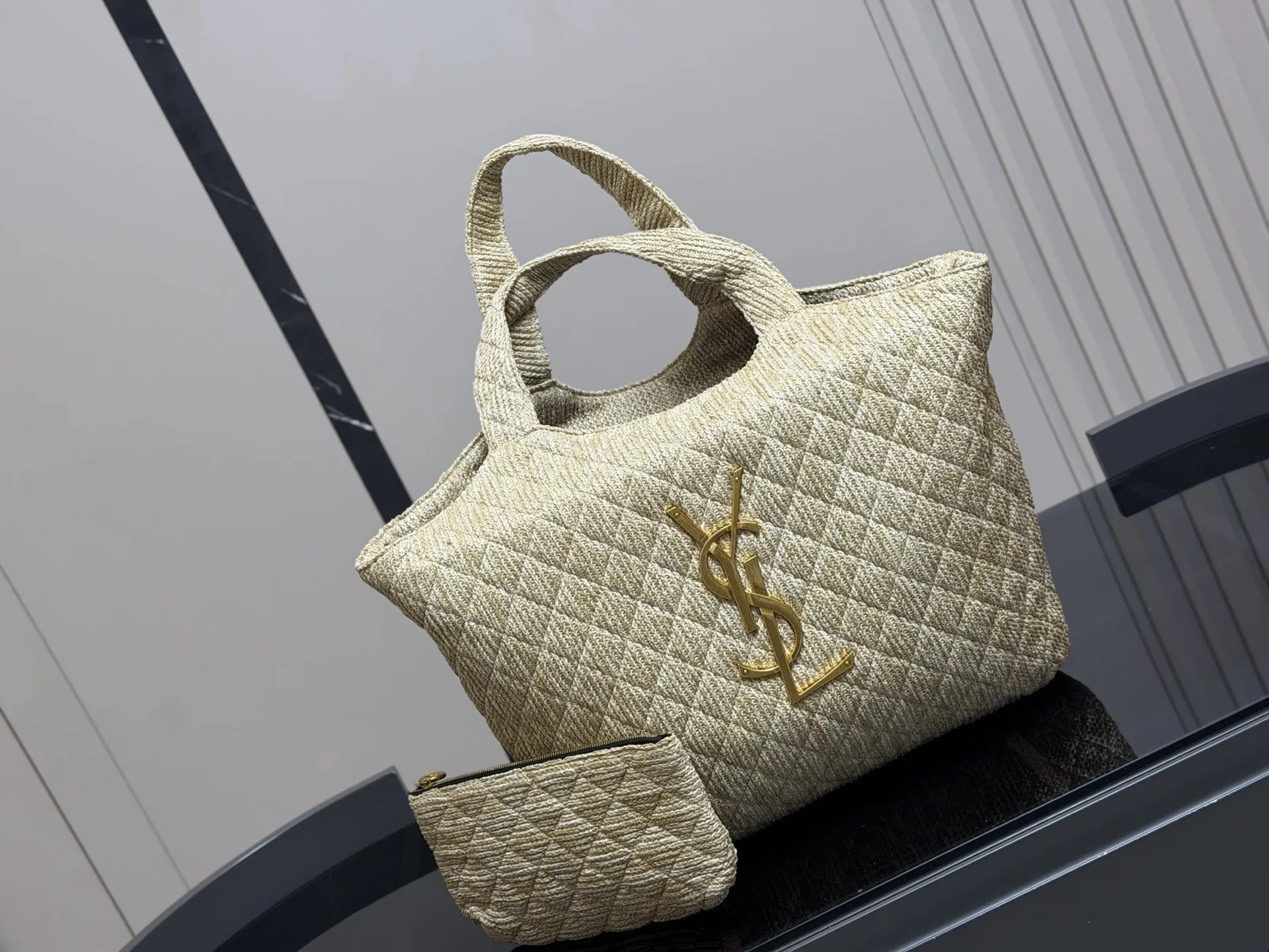 ¥180 size:38*35cm 圣罗兰新款购物袋太可了吧 YSLGabv绗缝纹路购物袋 大tote感觉太温柔了吧! ⚠️原版大标