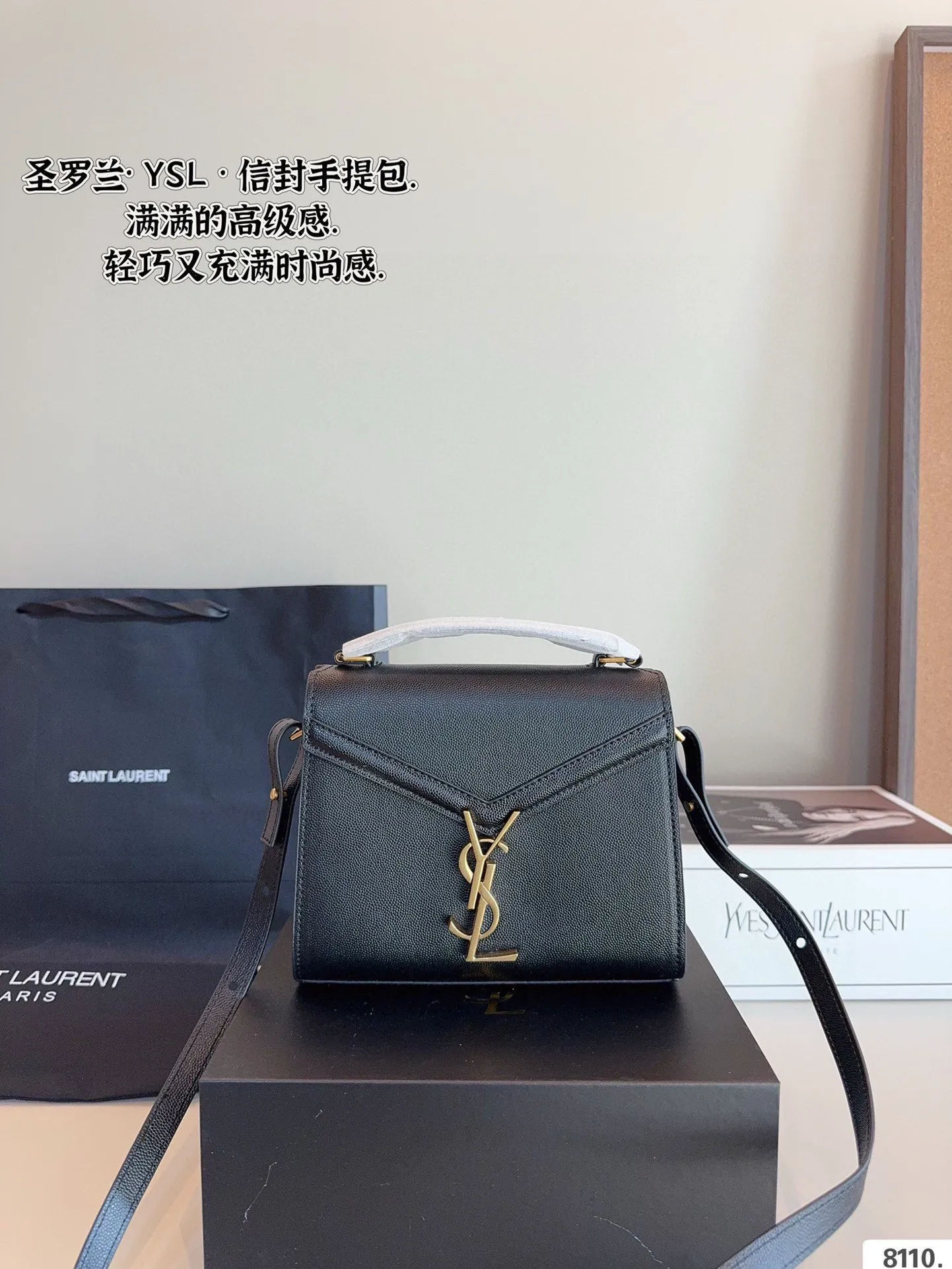 p175配礼盒🎁. 圣罗兰YSL cassandra 手提邮差包 简约才是百搭公式。 复古又时髦，妥妥的街拍神器。 出街通勤都可。 容量很大，可肩背、斜挎。 搭配很显高级感。 是帅气女孩不可缺少的一款经典存在。尺寸：20*8*16cm