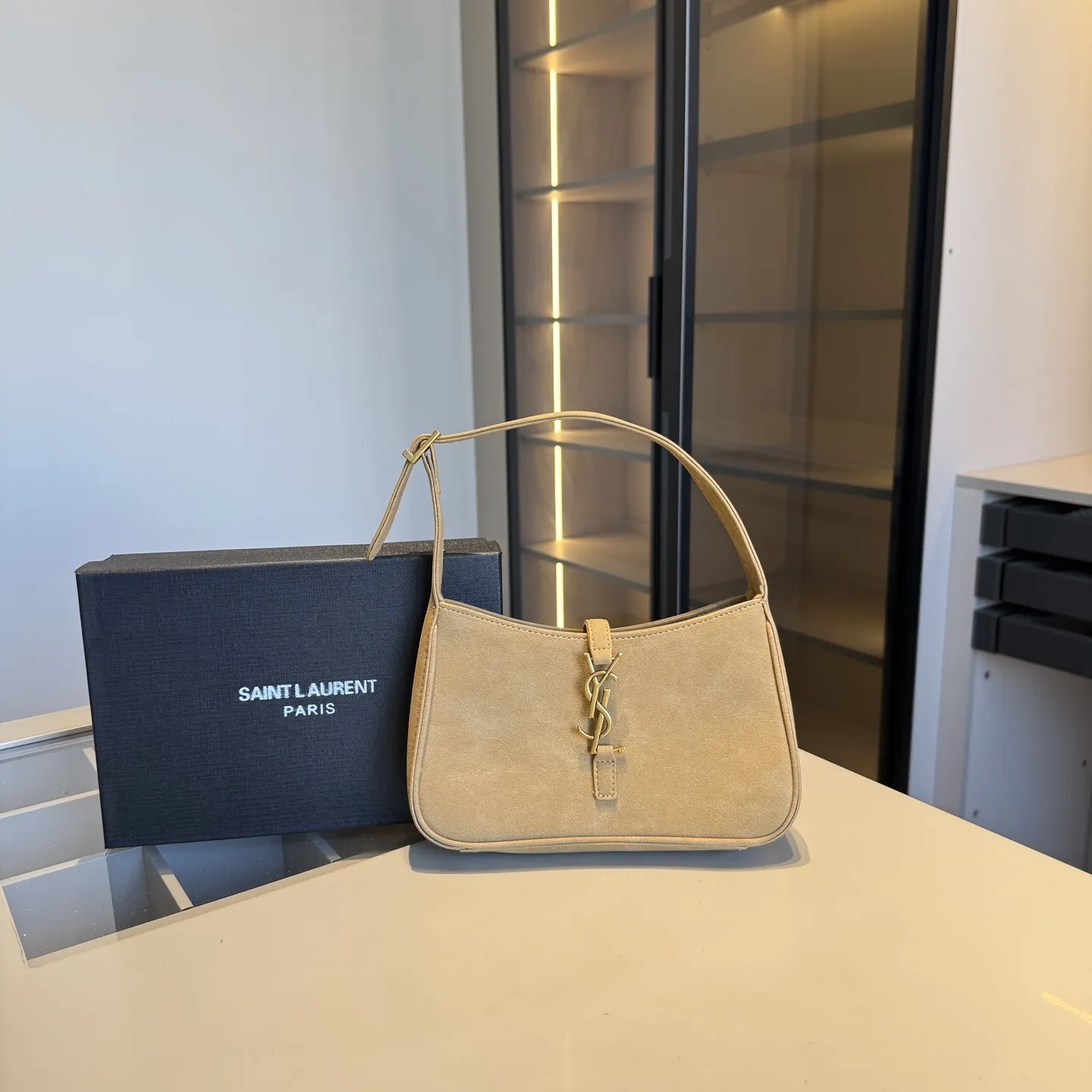 🅿️135✅新品推荐🔜 升级版🔥YSL圣罗兰专柜爆款hobo腋下包！麂皮系列！明星同款！到哪都是回头率👍专柜同款哦！品质堪比正品！进口皮料外出轻便实用！原版顶级五金！🎁原版礼盒包装（size：24*15*6）