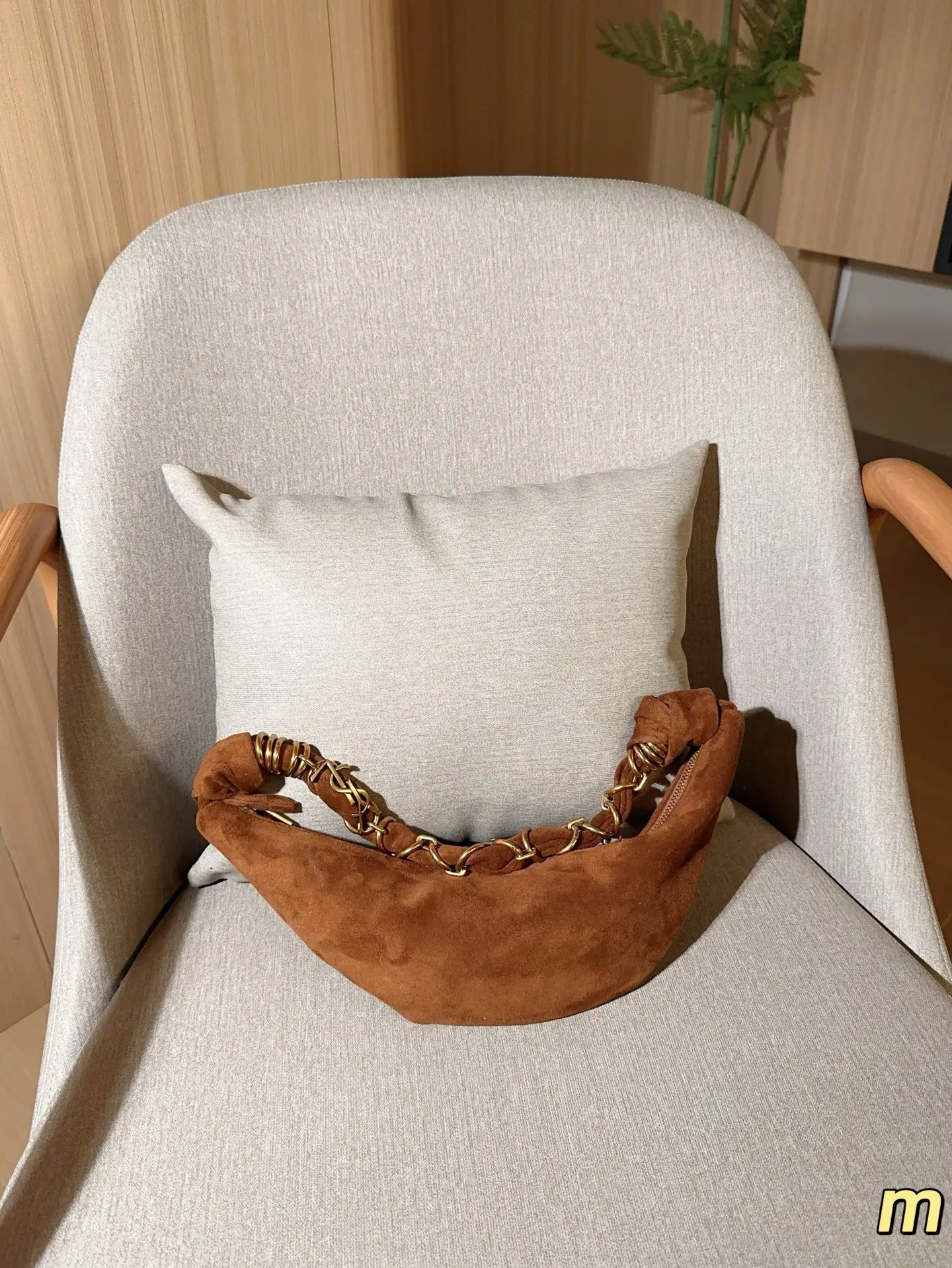 💰135 圣罗兰YSL AMALIA腋下包 柔软慵懒随性“牛角包”造型,超有法式氛围感!肩带是金色YSL字母链条交织,辦识度满分-。拉链开合,内部空问能装手机、钱包等日常小物,手提或腋下背都很时髦,轻松打造松弛感穿搭~ 尺寸39×13 礼盒包装🎁