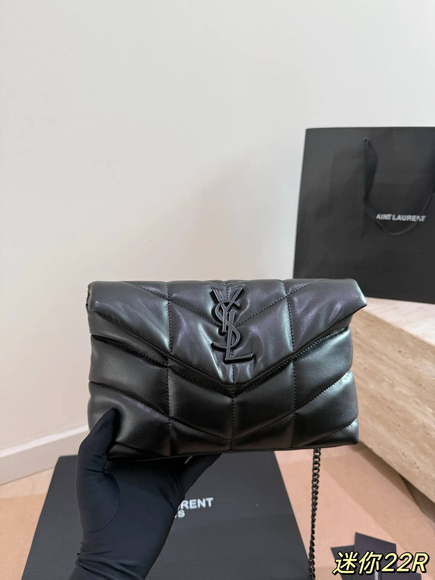 YSL圣罗兰云朵包P150 Ysl圣罗兰云朵包,超酷~ 折叠礼盒🎁 YSL圣罗兰云朵包 黑金超酷 杨幂同款 软软糯糯小可爱 外观颜值爆表 不要犹豫 必入款 真好好#ysl圣罗兰 尺寸22 16