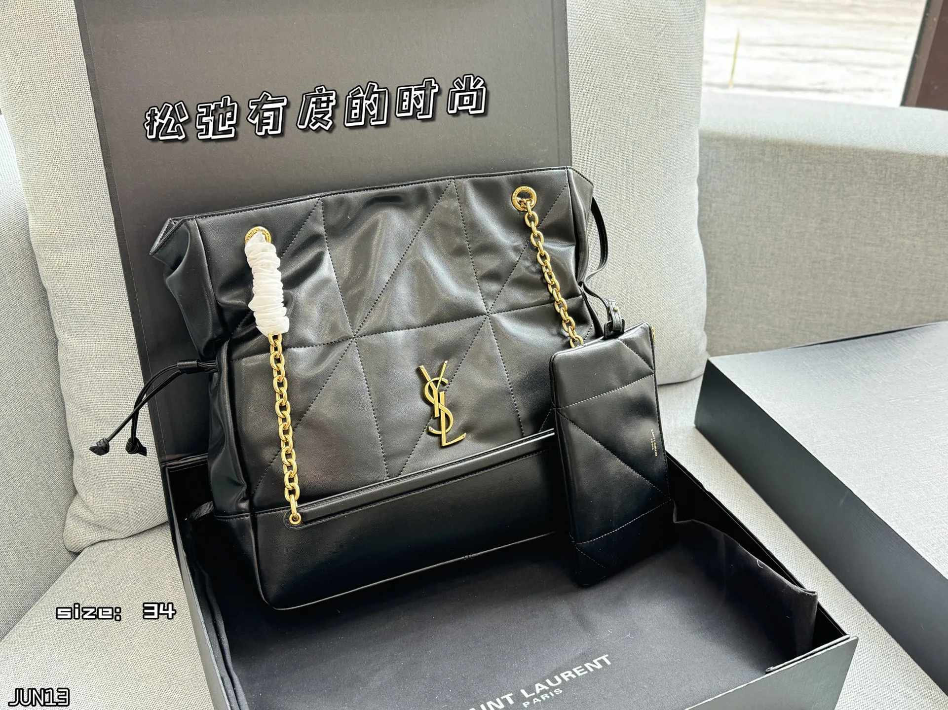 💰225 折叠盒 size:34×33 圣罗兰 YSL Jamie 福袋包 托特包Tote包购物袋单肩包 选YSL福袋包准没错!背上是一眼心动的时尚范儿,包里藏着惊喜,连‘袋’本身都是百搭利器,相当于把精致和好运一起背在身上~ 宋佳同款福袋包! 松弛有度的时尚,手袋的精致设计,不仅能够完美收纳你的日常所需,更是一种生活态度的展现。松弛有度,既不失优雅,又充满个性。