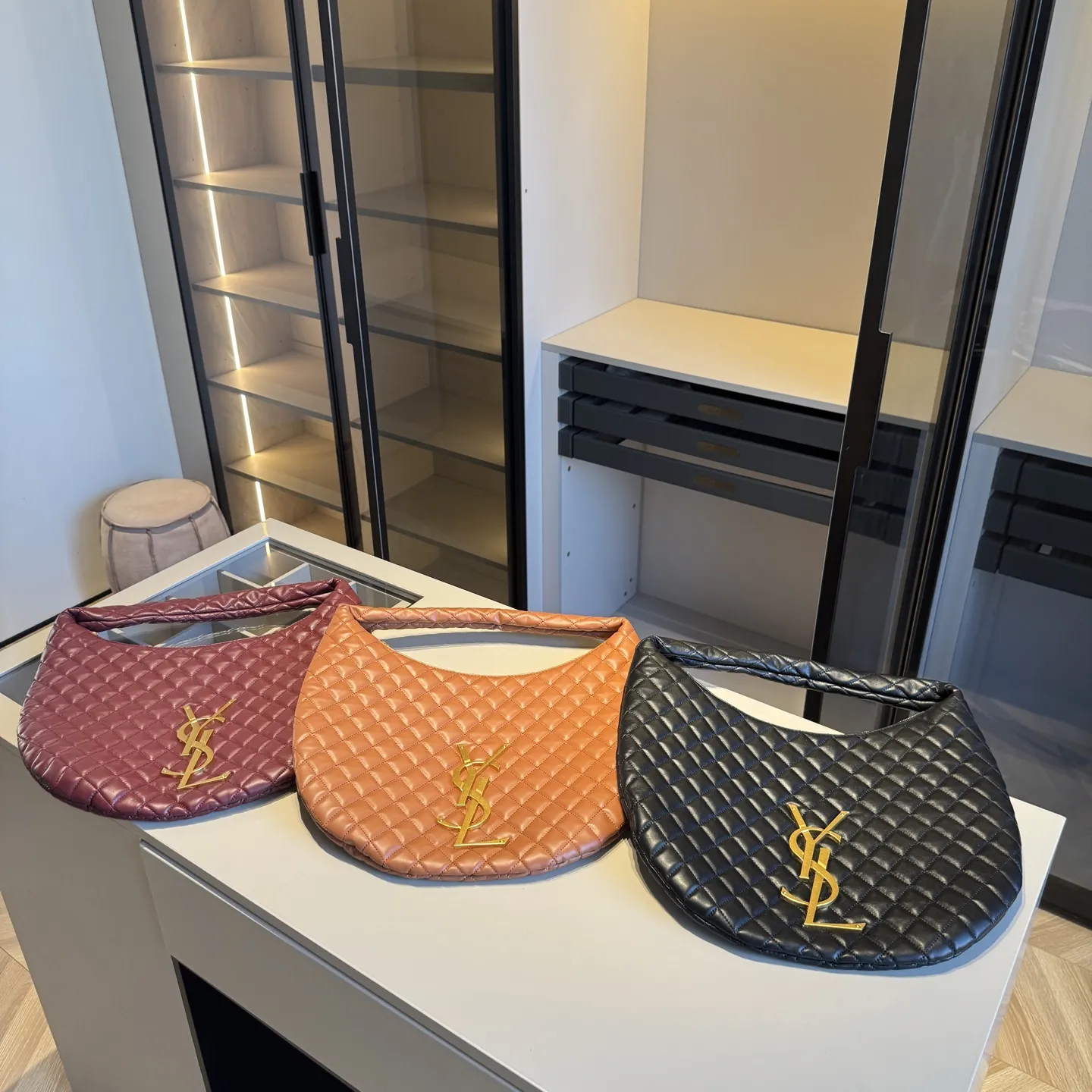 🅿️160✅新品推荐🔜 🔥YSL圣罗兰专柜新款Lcare hobo 腋下包👍这款包超！级！火！👍各大明星追捧的爆款～采用原版五金配件！经典logo！顶级做工！面料采用牛皮面料！超大容量！堪比专柜品质（size：44*34）