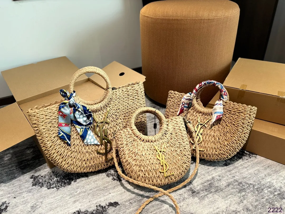 p105p100p90 圣罗兰 YSL绝美菜篮子 是背 YSL.阳光草编包的夏天啦 马上夏至了,来推荐这只YSL.阳光草编包 编织和皮革,清爽也文艺,让你也可甜可美。设计也非常实用,容量也大。 同款哦夏天怎么能少了草编包呢尺寸:32*7*20/28*6*17/20*5*14cm