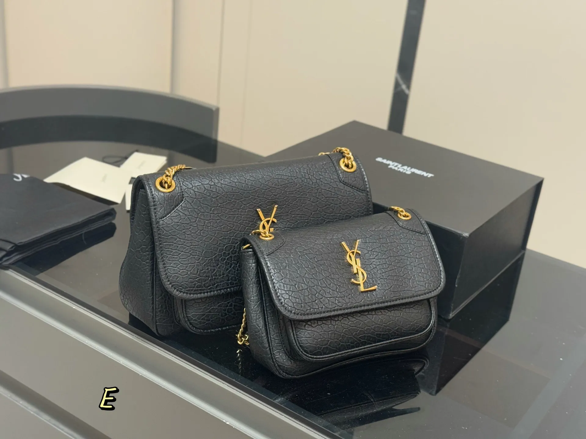 ¥190 ¥200 配盒 size:22*18cm(小) 28*22cm(大) 千呼万唤的 圣罗兰法棍niki终于到新尺寸啦 高订版 niki ysl niki 皮料软糯质感✔️ 强力推荐我们家的Niki