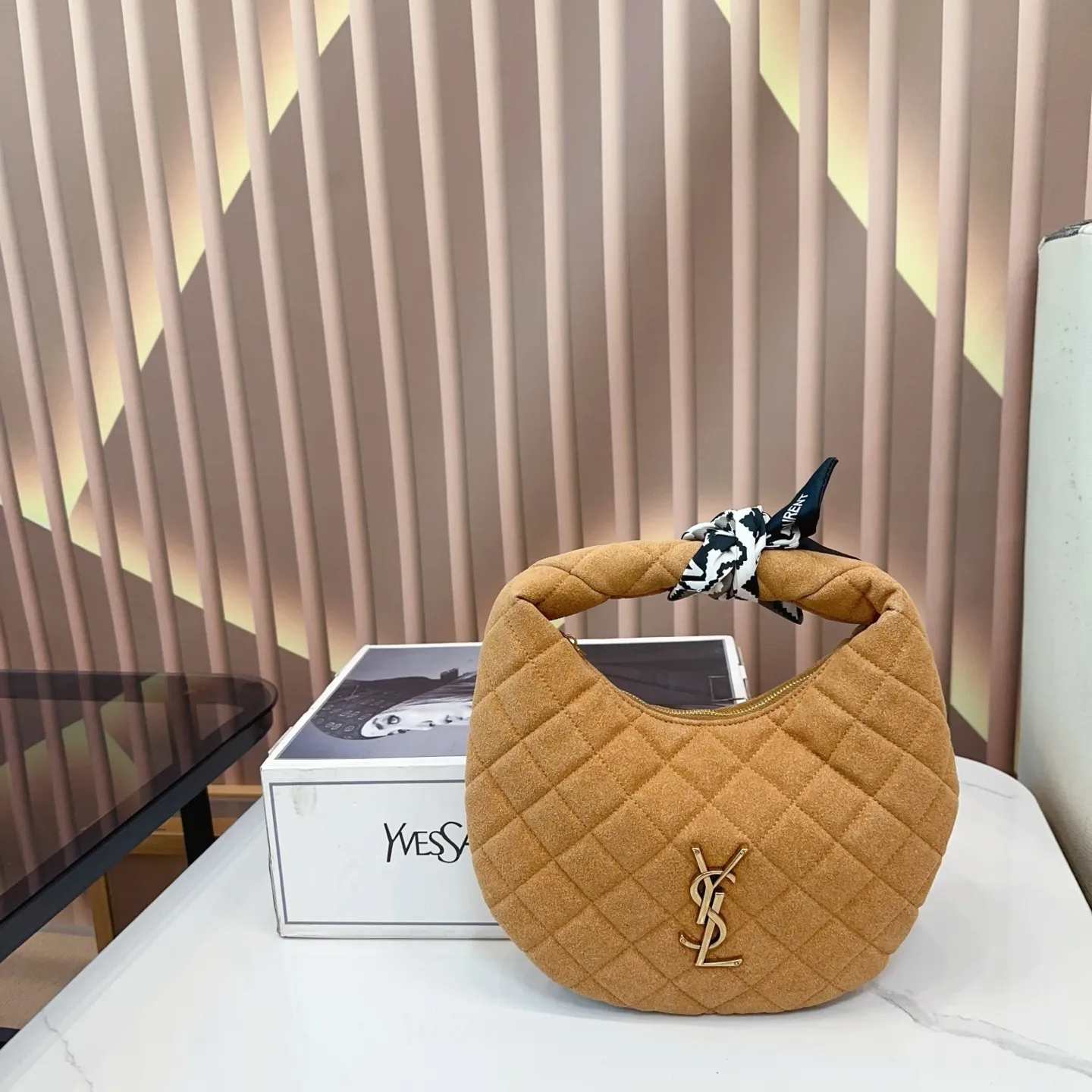 P180 全套包装 SAINT LAURENT 圣罗兰|Icare 月牙包 可颂形状,标志性的金属logo点缀,完美结合复古与现代感,日常出街还是夜晚派对都合适! 尺寸 47.32cm 25.16cm. Yn