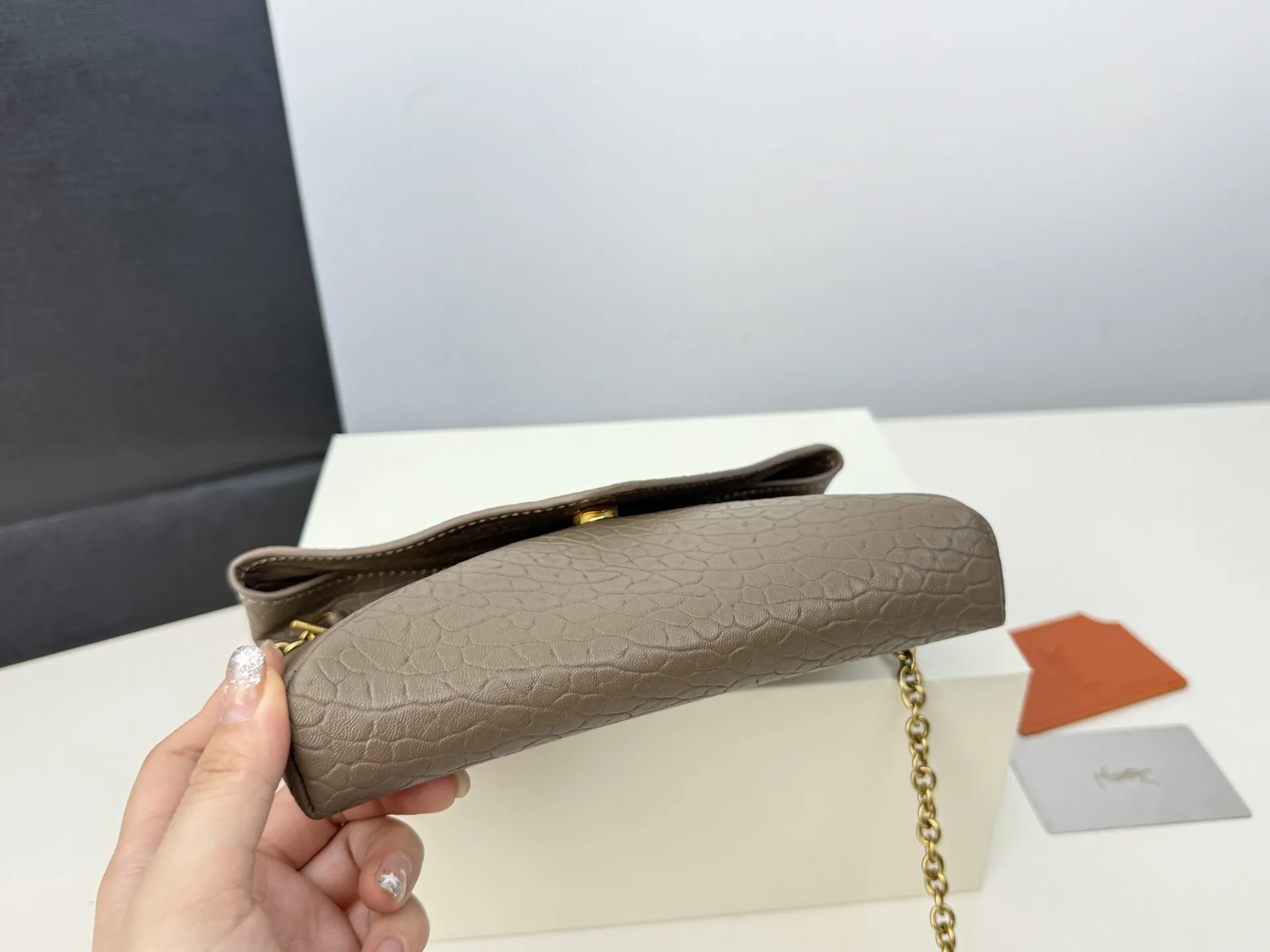 (飞机盒折叠盒⚠️)p160 圣罗兰YSL 不一样的链条包很精致 这款包包非常轻便 皮质很柔软 不一样的信封包 单肩斜挎都可以 也可以当作手拿包呀 尺寸:19.12cm