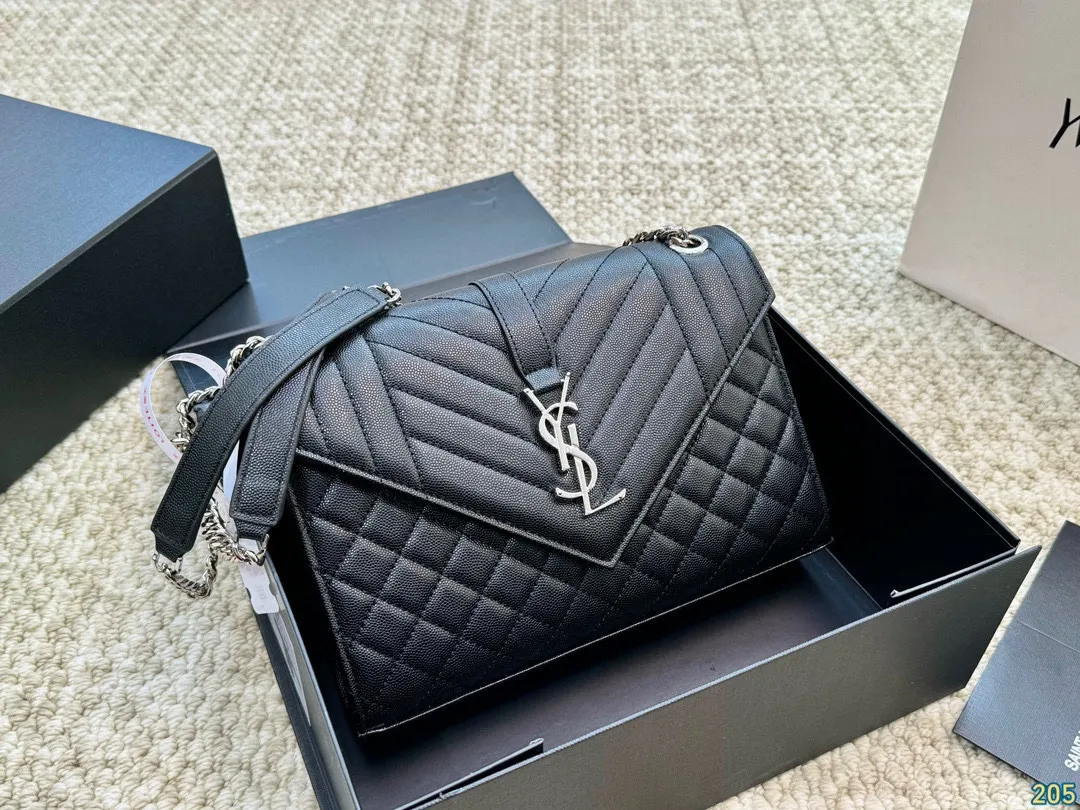 小号&yen;150折叠盒 圣罗兰YSL Envelope信封包 简约才是百搭公式。 复古又时髦，妥妥的街拍神器。 出街通勤都可。 容量很大，可肩背、斜挎。 搭配很显高级感。 是帅气女孩不可缺少的一款经典存在。 尺寸小号24 17