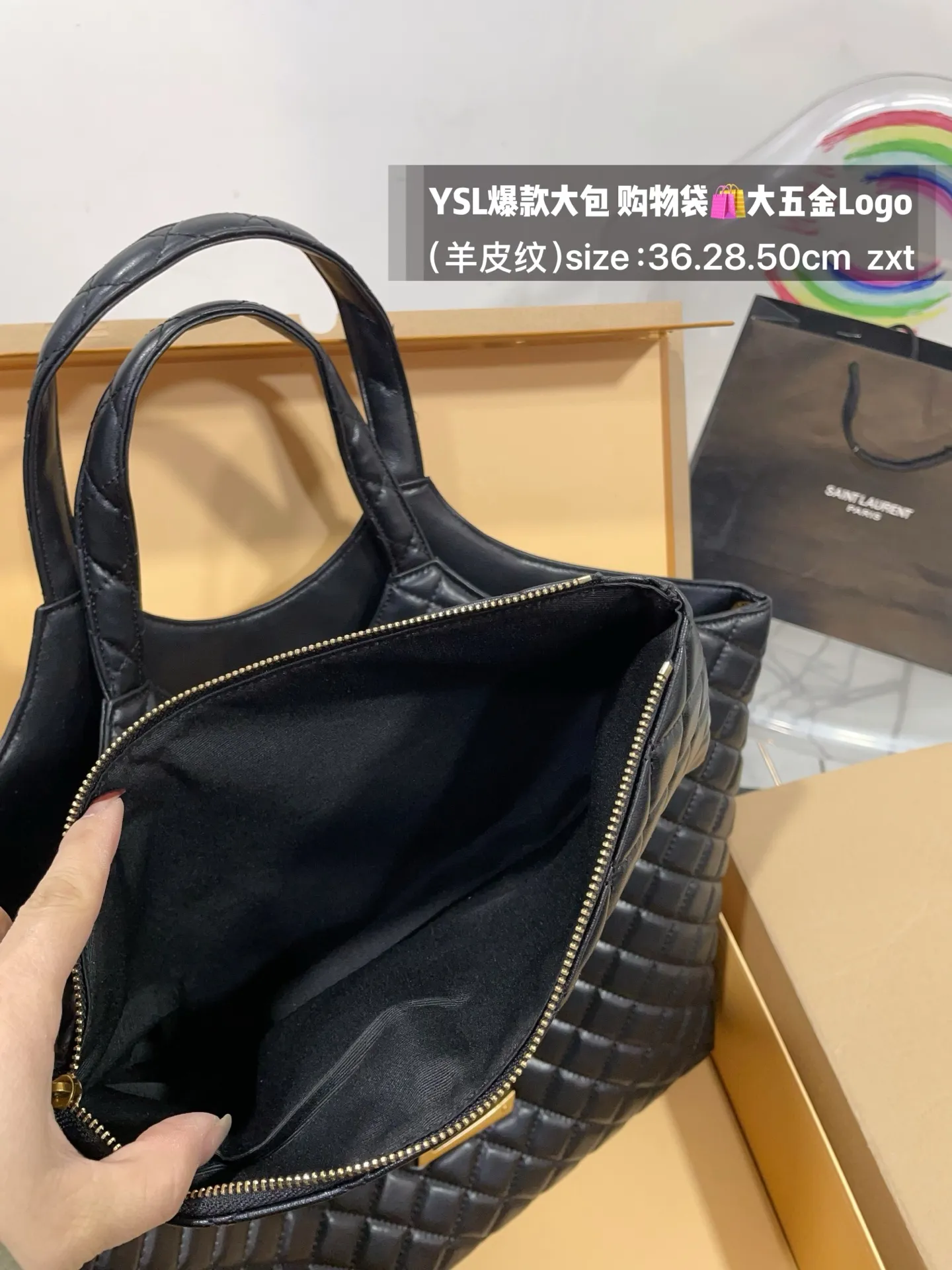 👑💰175无盒 size：底36.28.50cm YSL爆款大包 购物袋🛍️ 大五金Logo终于做到与原版大小一致💪 高级感满满👍圣罗兰 复古菱形格子与 巨大LOGO五金 璀璨而大气☄️ 最重要是一包当2包用、 中间链子往两侧一收 可以变换造型 配有小包一个 （五金全套对版带LOGO）