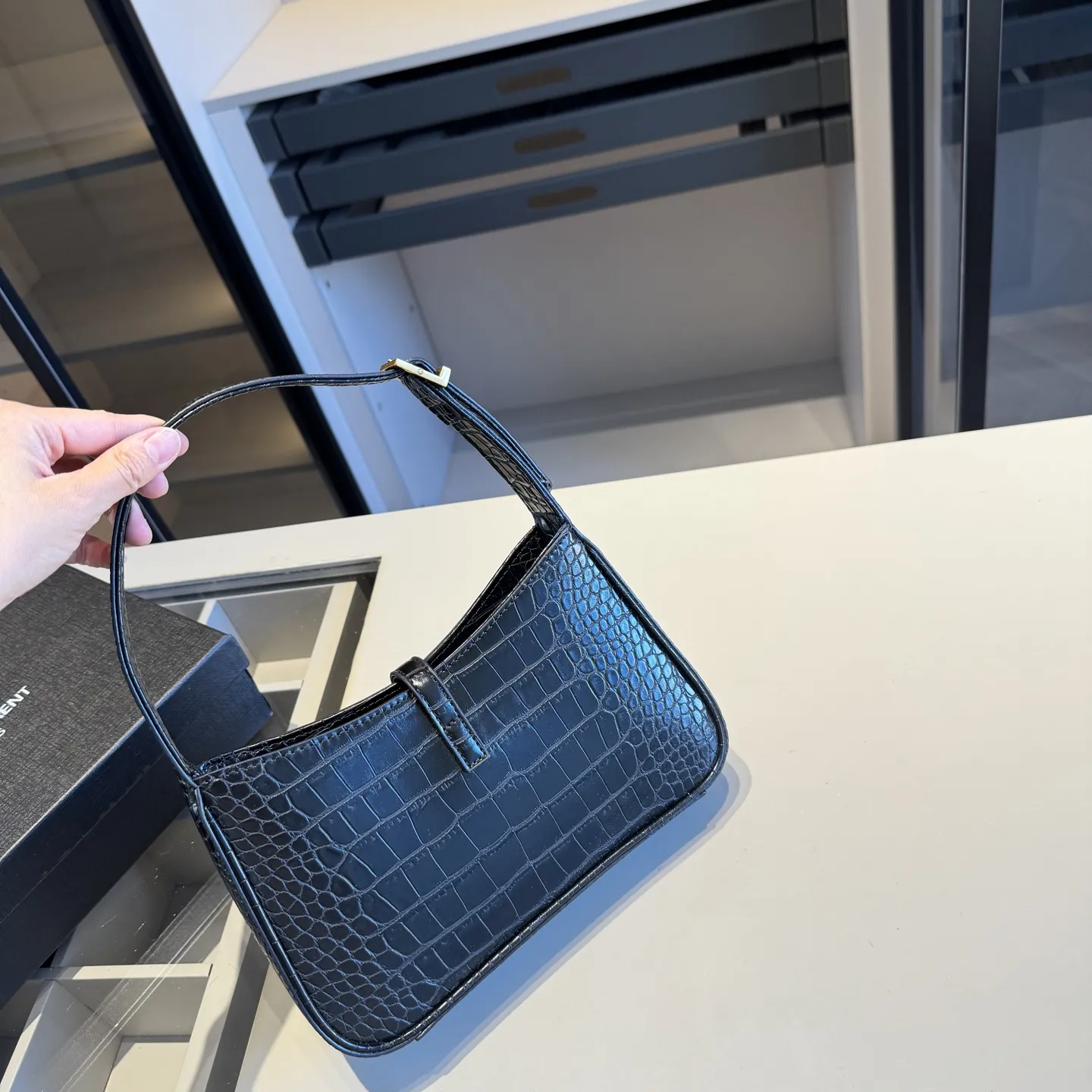 🅿️135✅新品推荐🔜 升级版🔥YSL圣罗兰专柜爆款hobo腋下包！鱼纹系列🐊明星同款！到哪都是回头率👍专柜同款哦！品质堪比正品！进口牛皮面料🐂外出轻便实用！原版顶级五金！🎁原版礼盒包装（size：24*15*6）