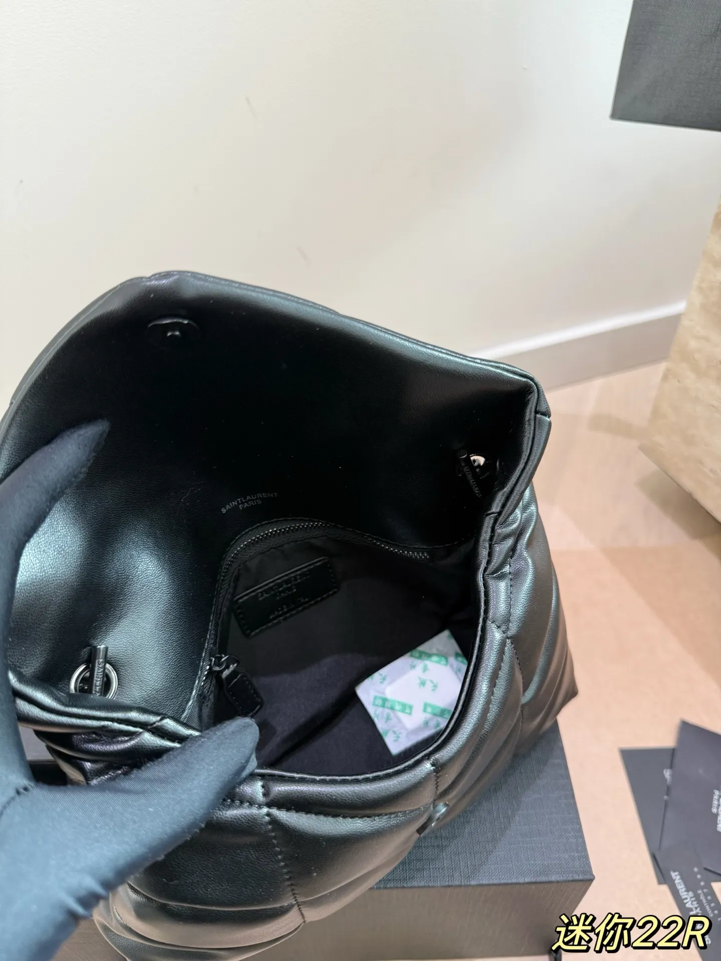 YSL圣罗兰云朵包P150 Ysl圣罗兰云朵包,超酷~ 折叠礼盒🎁 YSL圣罗兰云朵包 黑金超酷 杨幂同款 软软糯糯小可爱 外观颜值爆表 不要犹豫 必入款 真好好#ysl圣罗兰 尺寸22 16