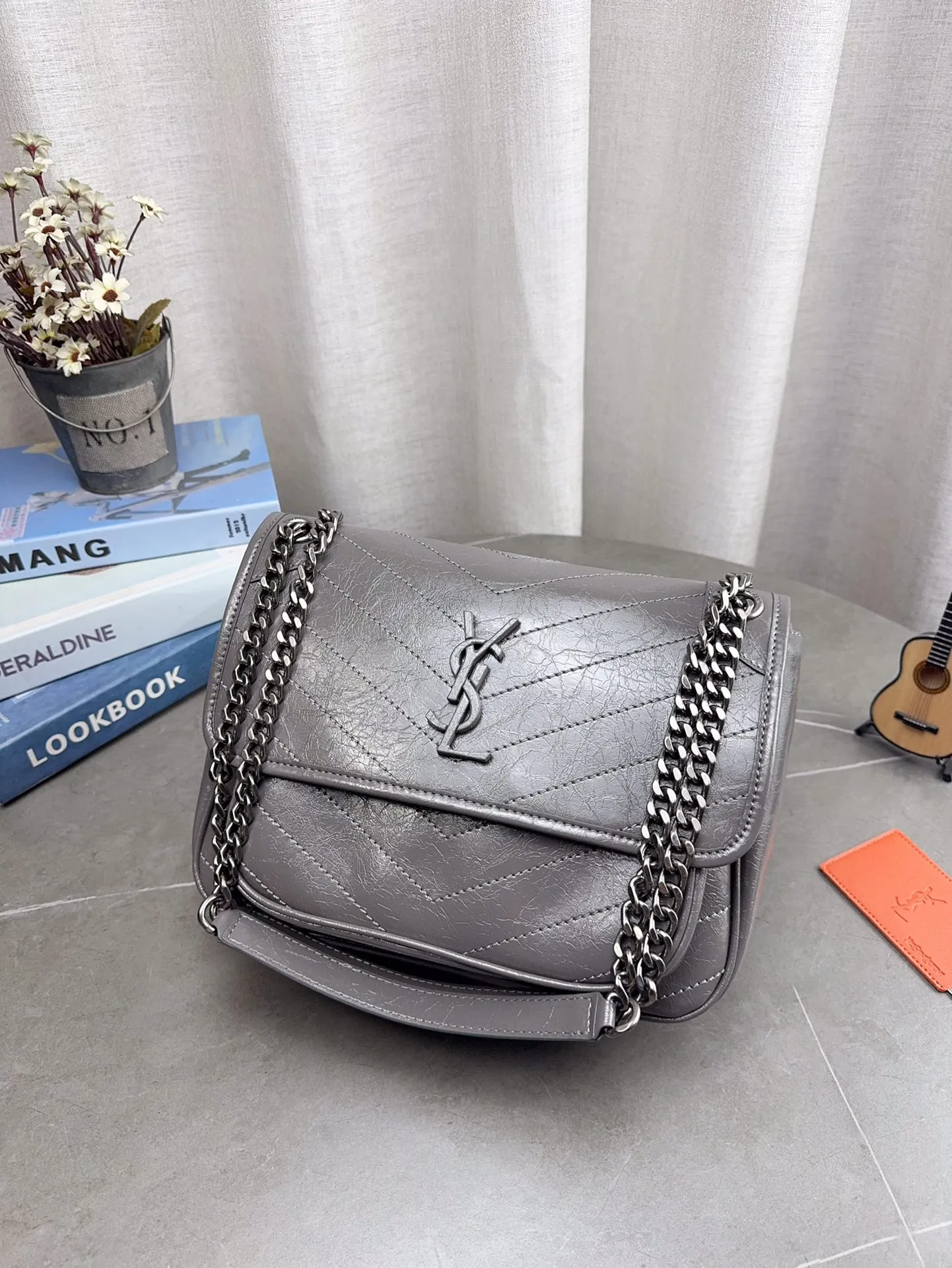 折叠飞机礼盒包装 🎉高品质ysl 圣罗兰 niki 邮差链条包 容量超大 出去逛一天什么都可以放进去 流浪背法也很好看 麂皮真的是跟各种颜色的衣服都很搭 之前一直在Onthego和这个之间犹豫 最后感觉没选错 五星推荐 尺寸27*21cm 型号633158 p200