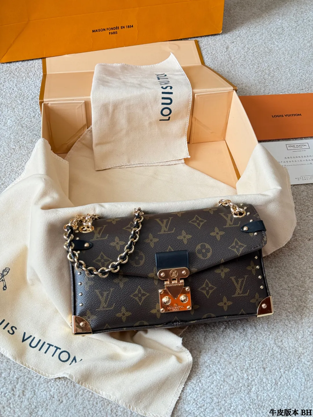 复刻版 p180 LV Trunkie 老花链条包 LV Trunkie老花链条包,经典Monogram帆布+金属铆钉,复古又摩登!灵感来自LV古董旅行箱,硬挺廓形超有辨识度。S型锁扣开合仪式感满满,链条肩带可拆卸,手拎、单肩、斜挎都OK,通勤休闲都能搭。尺寸26x17cm,容量适中,日常物品轻松装下,实用又时髦!