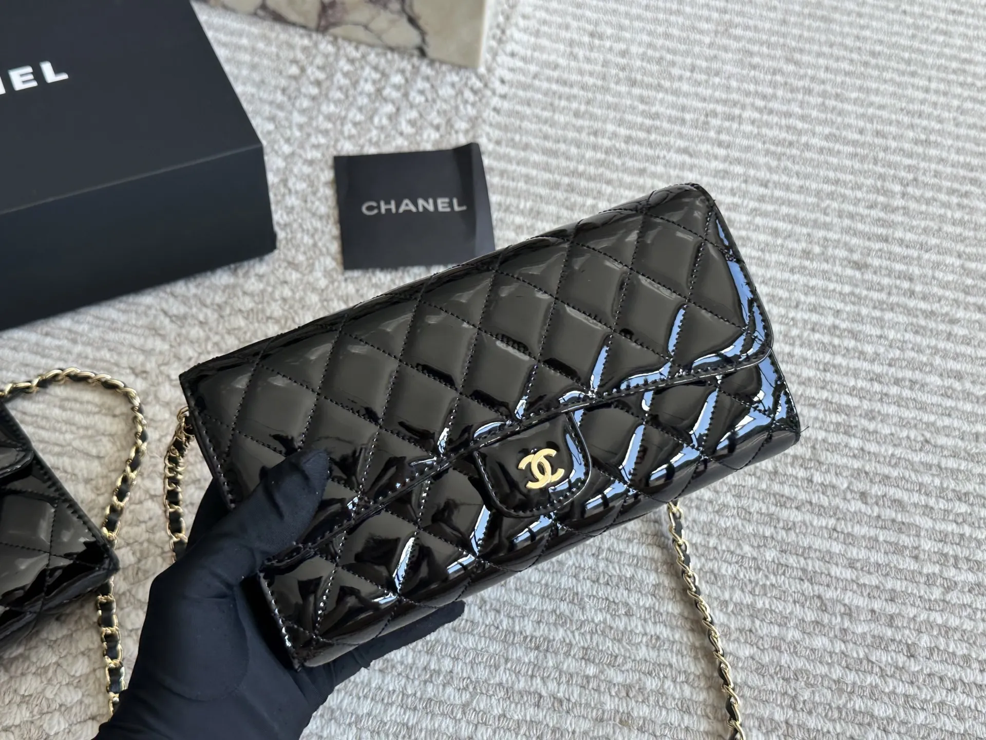 漆皮woc 💰 140 CHANEL 香奈儿发财 一款随身小包推荐给大家！香奈儿woc新款发财包 可斜挎单肩 链条可收入包内作为手包使用💪 上身后超显大气， 别看小小的 这个很能装哦 包内有卡位 拉链位 零钱位 小巧实用 人手必备 上身效果超好 尺寸20 13cm /22 12cm配折叠礼盒