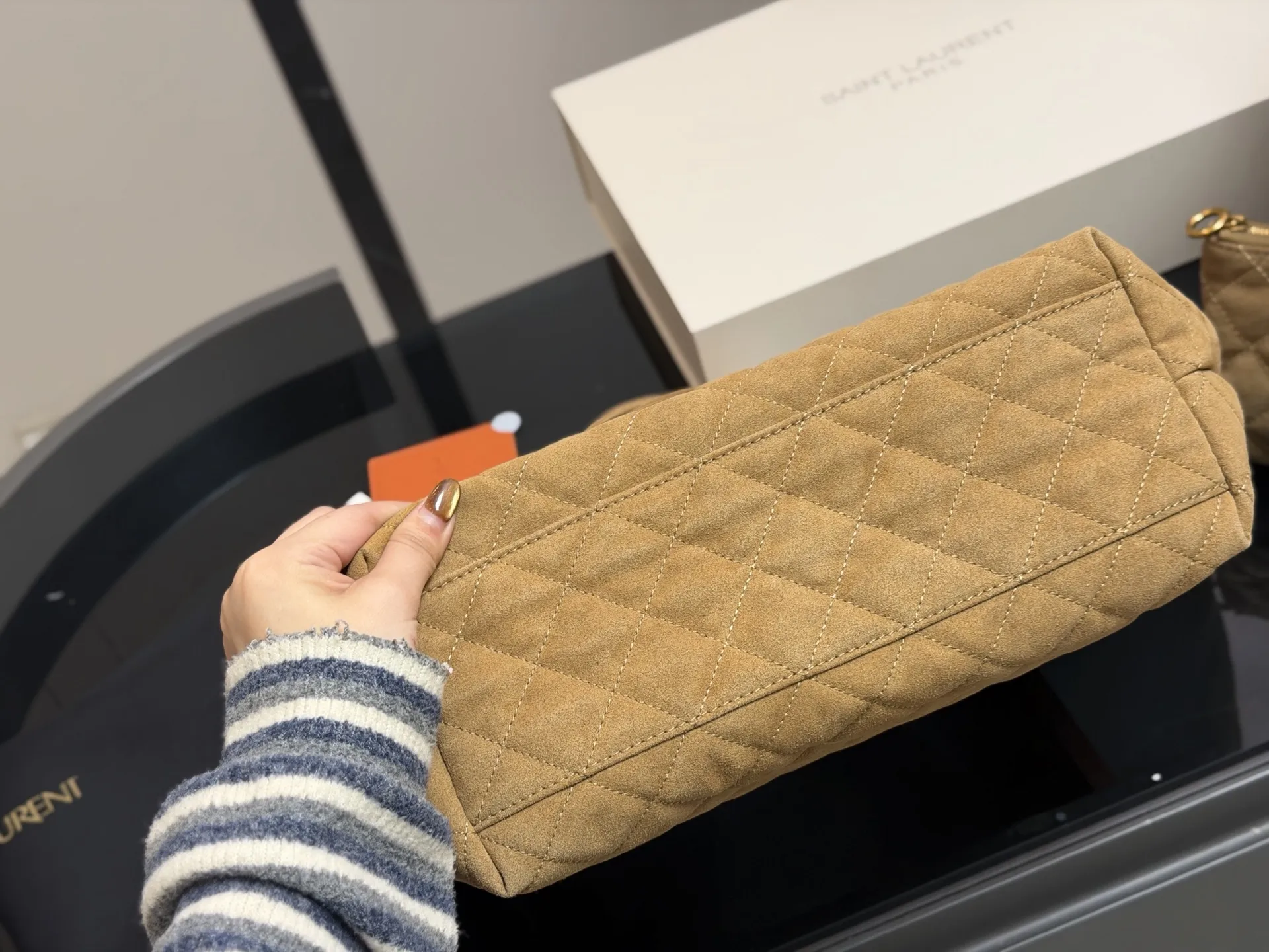 ¥260 折叠盒飞机盒 size:30*28cm 圣罗兰新款购物袋太可了吧 YSLGabv绗缝纹路购物袋 大tote感觉太温柔了吧! ⚠️原版大标