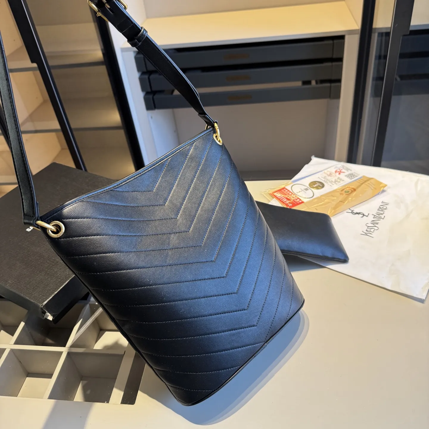 🅿️135✅新品推荐🔜 高端货🔥YSL圣罗兰新款NIKI水桶包👍配内胆小包‼️明星同款！大容量～非常实用[呲牙]走到哪都是回头率👍超级有范儿！采用原版皮料！五金都是原版材质哦！质感特别好👍品质堪比正品！上身效果超棒！原版礼盒包装🎁（size：24*30*10 上口31 小包21*12）