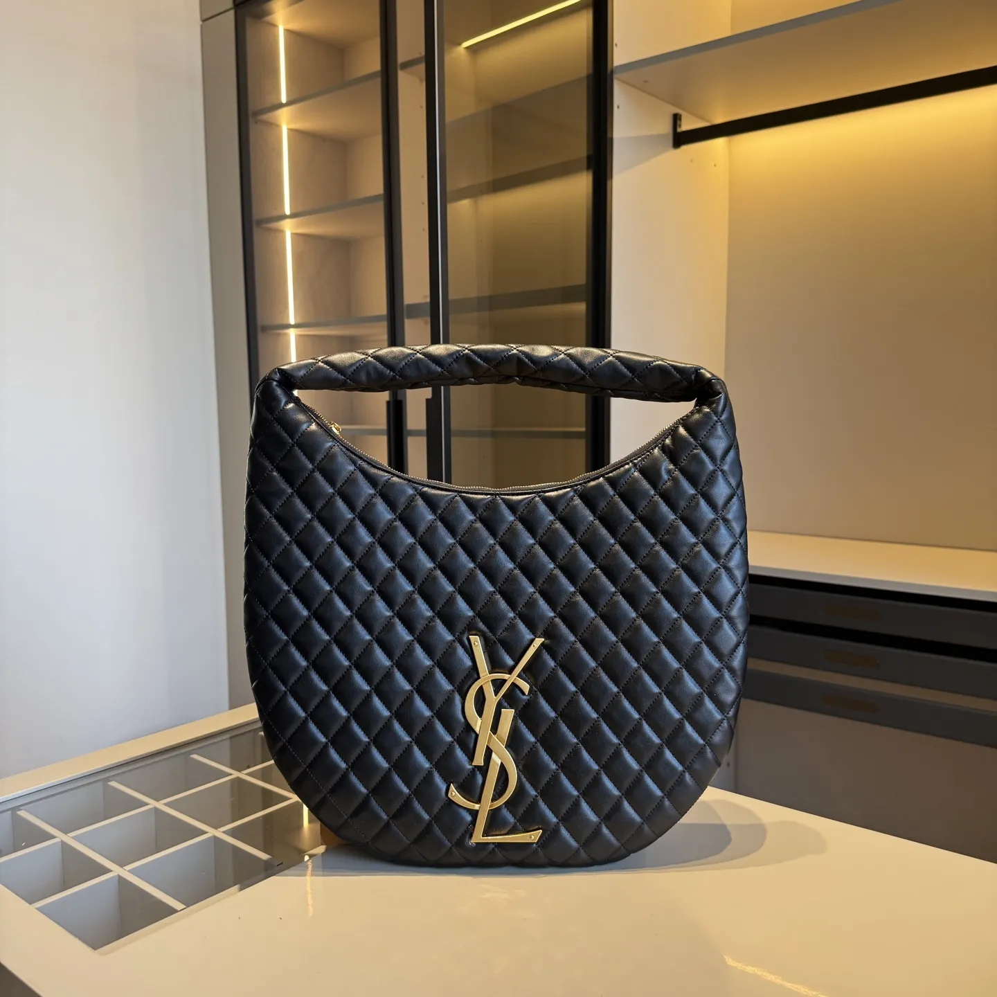 🅿️160✅新品推荐🔜 🔥YSL圣罗兰专柜新款Lcare hobo 腋下包👍这款包超!级!火!👍各大明星追捧的爆款~采用原版五金配件!经典logo!顶级做工!面料采用牛皮面料!超大容量!堪比专柜品质(size:44*34)