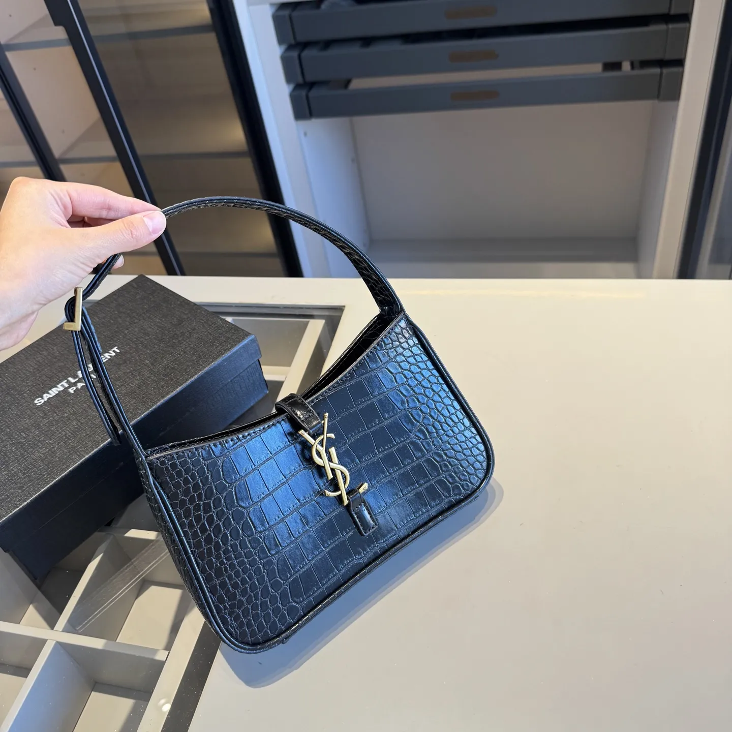🅿️135✅新品推荐🔜 升级版🔥YSL圣罗兰专柜爆款hobo腋下包!鱼纹系列🐊明星同款!到哪都是回头率👍专柜同款哦!品质堪比正品!进口牛皮面料🐂外出轻便实用!原版顶级五金!🎁原版礼盒包装(size:24*15*6)