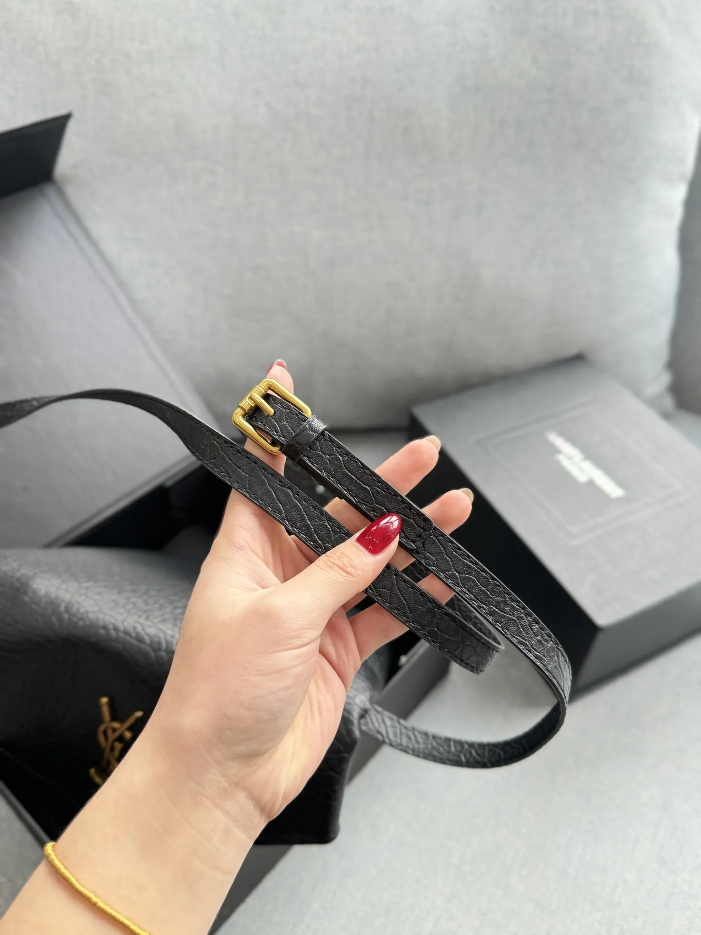 💰125 折叠盒 size：23&times;16 圣罗兰 YSL LE CASSANDRE 大象纹 链条包 信封包 单肩斜挎手拿包 精致度满分10 链条包新色新色好有气质小羊皮材质 很轻很软!巴掌大却超好装的小个子可以闭眼冲 超软超有质感！！！