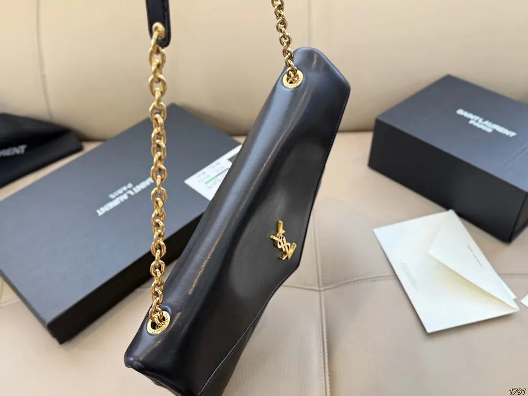 ¥150配盒 圣罗兰 信封包 YSL 绵密的手感,轻便的包包 很有质感 可盐可甜 上身绝美 无可比拟 是每个追求漂亮的女孩必入单品 尺寸33 20