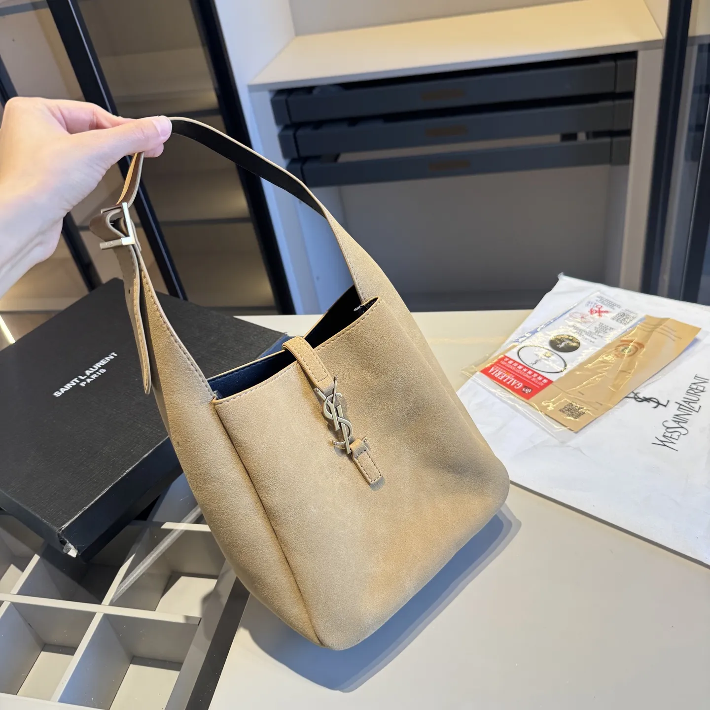 🅿️140✅新品推荐🔜 🔥YSL圣罗兰专柜新款麂皮系列HOBO腋下包👍这款包超!级!火!👍各大明星追捧的爆款~采用原版五金配件!经典logo!顶级做工!面料采用原版皮料!大容量!原版礼盒包装🎁(size:21*22*9)