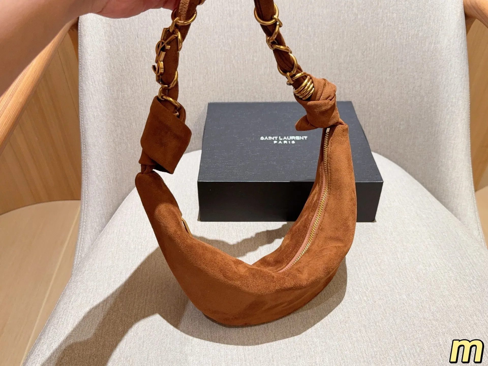 💰135 圣罗兰YSL AMALIA腋下包 柔软慵懒随性“牛角包”造型,超有法式氛围感!肩带是金色YSL字母链条交织,辦识度满分-。拉链开合,内部空问能装手机、钱包等日常小物,手提或腋下背都很时髦,轻松打造松弛感穿搭~ 尺寸39×13 礼盒包装🎁