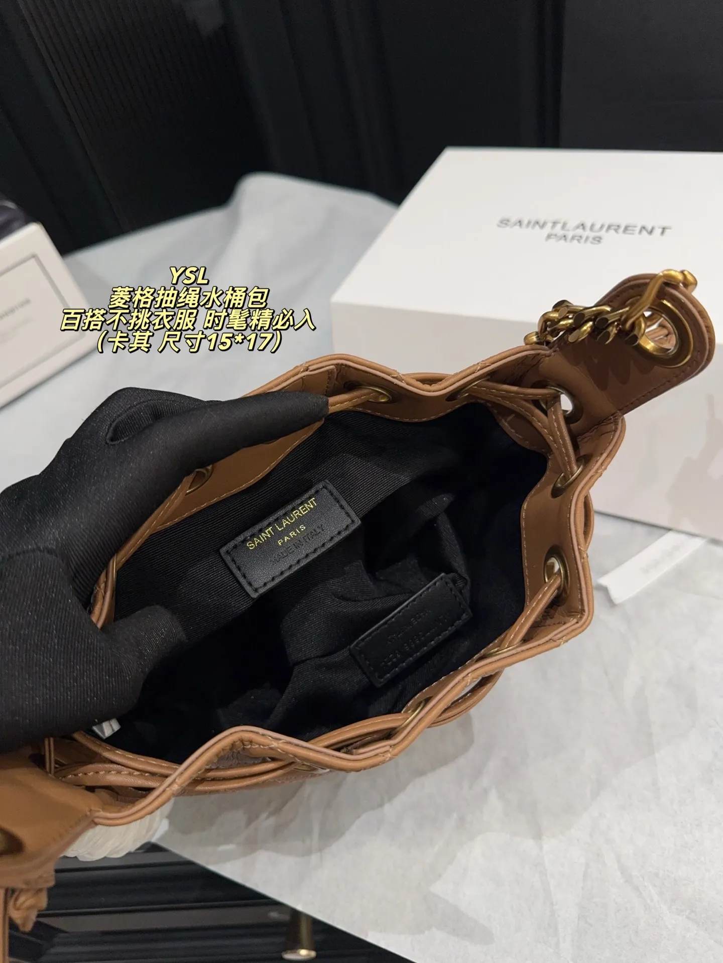 P180全套包装⚠️尺寸15*17 圣罗兰 YSL 菱格抽绳水桶包 经典黑色小牛皮＋金色链条，优雅又高级。抽绳开合，容量大，通勤出街都超实用！菱格纹缝线细节满分，链条肩带可调节，单肩斜挎都OK，百搭不挑衣服~轻奢时尚感拉满，是圣罗兰热门款，时髦精必入！