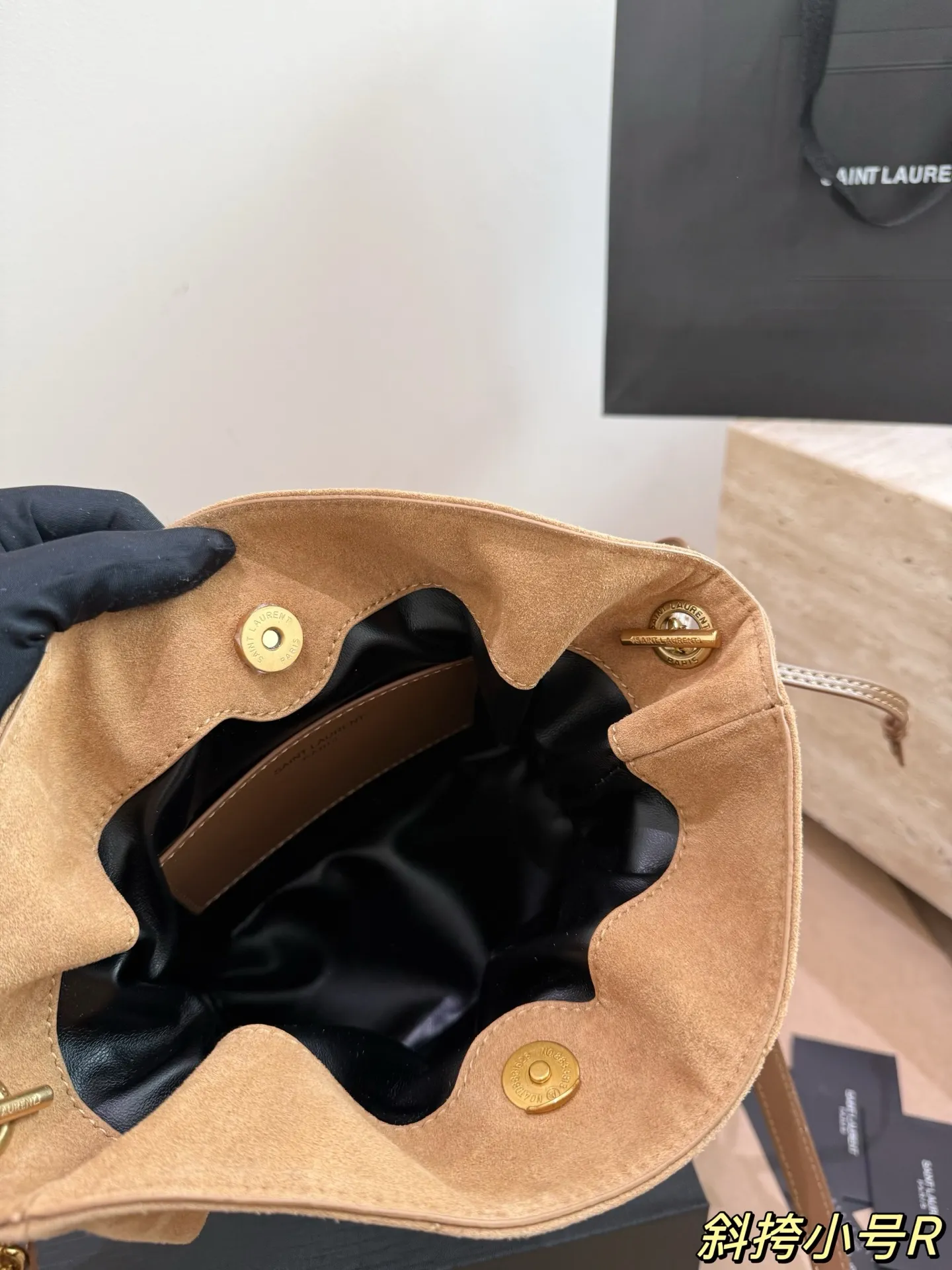 P170 配礼盒🎁 圣罗兰YSLJamie小福袋 麂皮 背起来真的太有feel。 圣罗兰 最低调, 简洁大气啦! 尺寸24.19cm