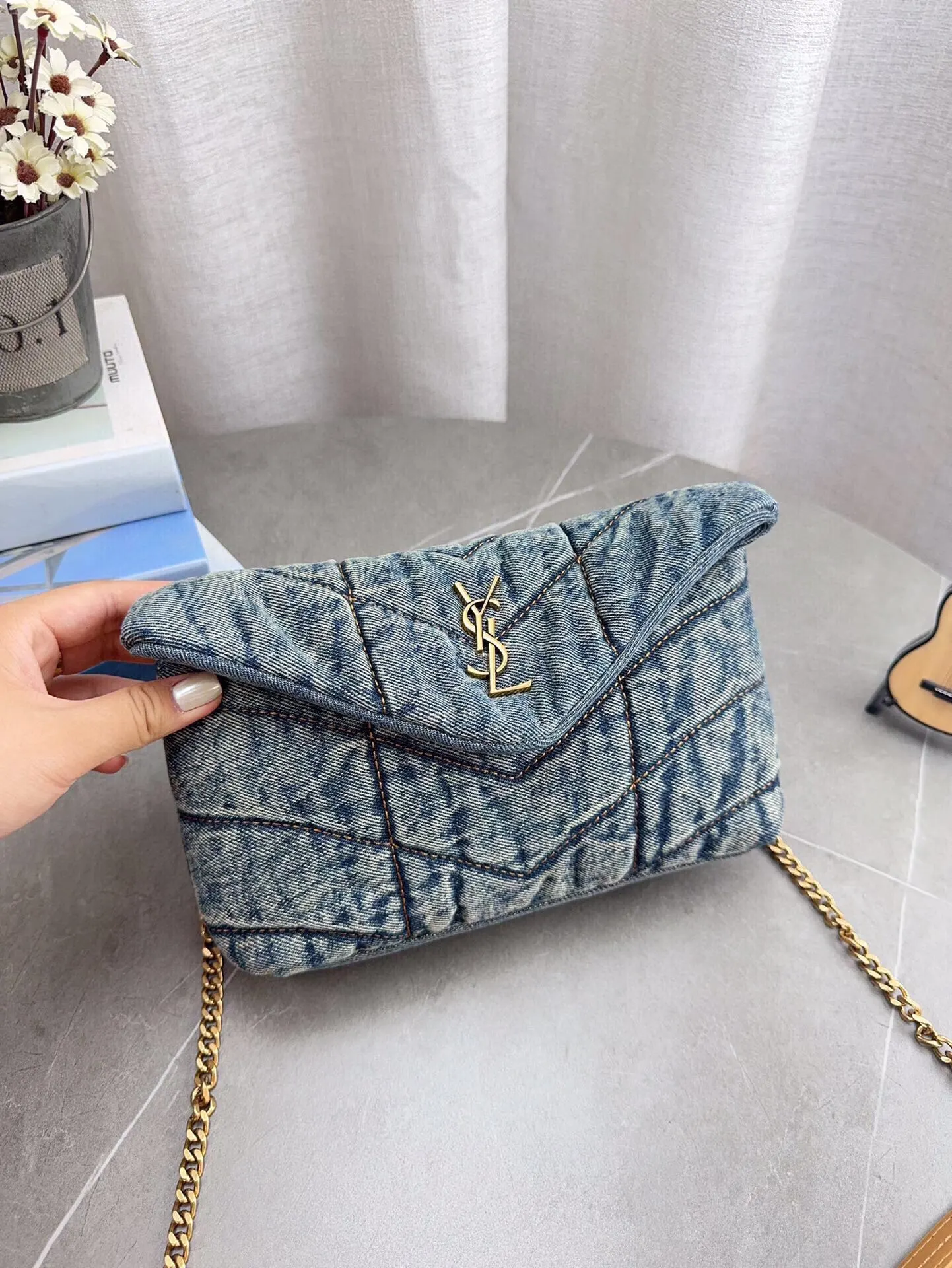 高品质YSL圣罗兰丹宁puffer 眼击中的ysIlouloupuffer云朵包 极具致敬意味的&ldquo;Loulou&rdquo;单肩包在本季开启全新演绎,设计师以牛仔效果面料融入填充夹克的创意，搭配鲜艳紫色，助你携-抹明媚迎接盎然春光。 为经典包袋注入新意，品牌用酒椰叶纤维拼接包面，简洁流畅的廓形洋溢优雅魅力，适宜搭配裤装或礼服，于细节处传递轻松愉悦的夏日写意。小号尺寸：22*16cm 无盒 p180