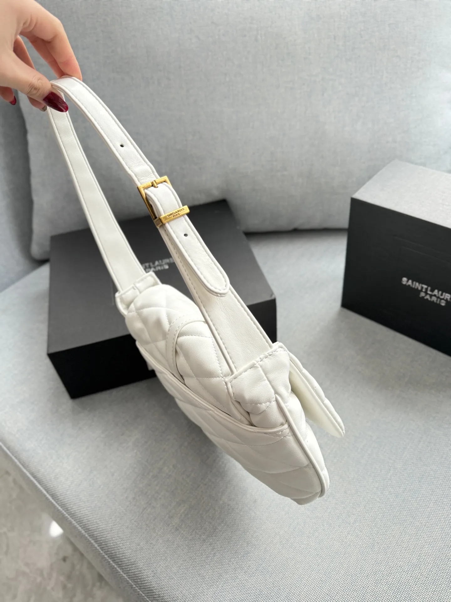 💰125 折叠盒 size:27×18 圣罗兰 YSL LE 57系列 腋下包手提单肩包 奶呼呼小羊皮 黑金小羊皮搭配压纹 可以手提又可以腋下 皮质是小羊皮 造型是梯形廓形设计 大气感拉满 精致做工和浪漫情调邂逅融合!意大利小羊皮革手感软糯舒适,柔软到一直想去rua它!参加宴会,平时搭配衣服都可以, 可休闲,可女神,就是百搭神器啦!