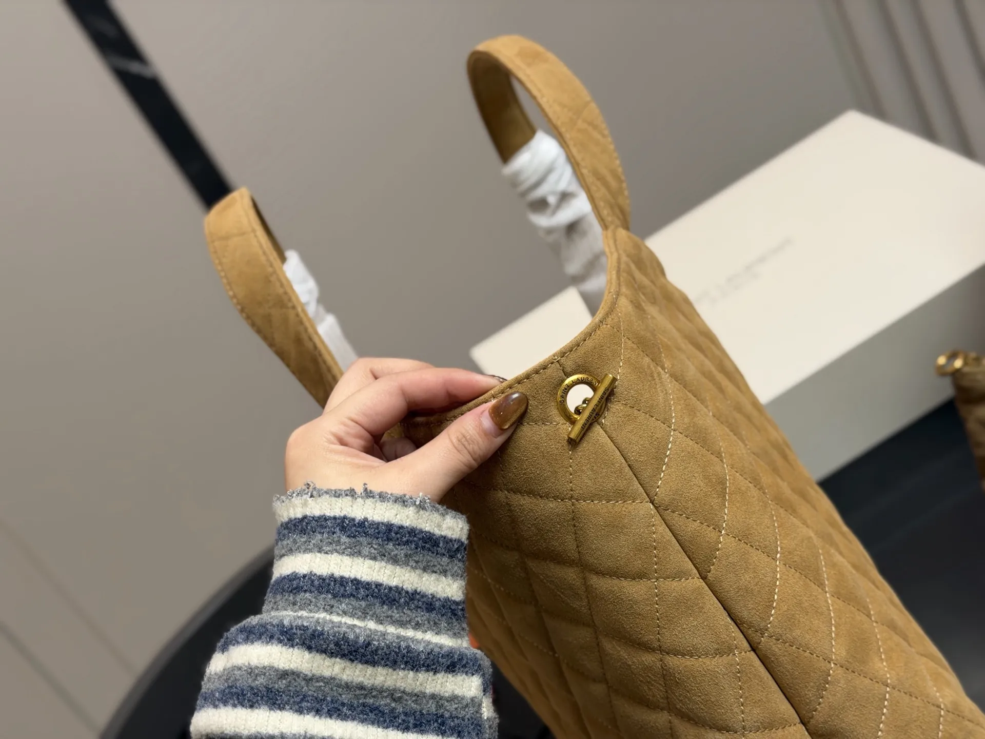 &yen;260 折叠盒飞机盒 size：30*28cm 圣罗兰新款购物袋太可了吧 YSLGabv绗缝纹路购物袋 大tote感觉太温柔了吧! ⚠️原版大标