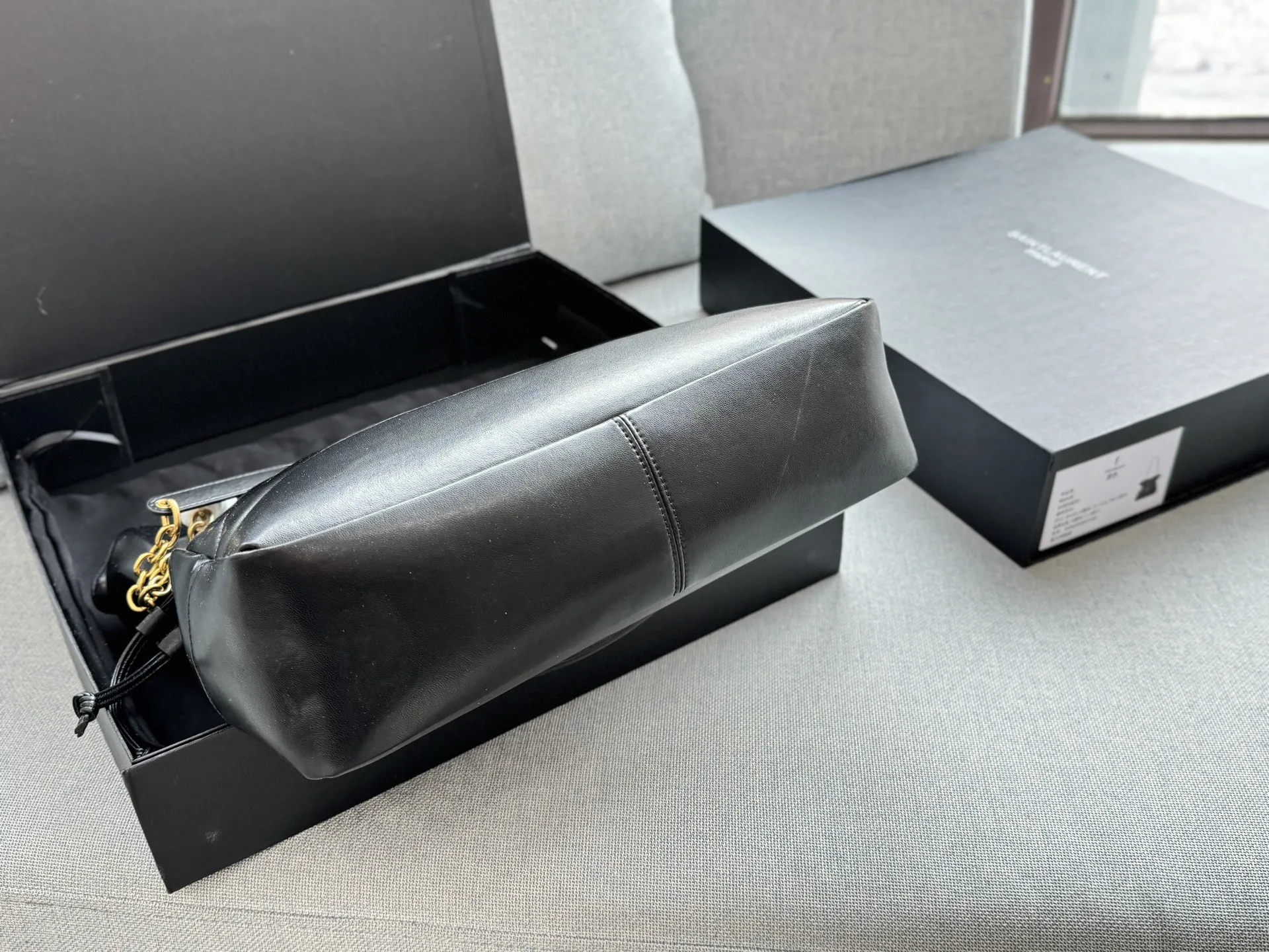 💰225 折叠盒 size:34×33 圣罗兰 YSL Jamie 福袋包 托特包Tote包购物袋单肩包 选YSL福袋包准没错!背上是一眼心动的时尚范儿,包里藏着惊喜,连‘袋’本身都是百搭利器,相当于把精致和好运一起背在身上~ 宋佳同款福袋包! 松弛有度的时尚,手袋的精致设计,不仅能够完美收纳你的日常所需,更是一种生活态度的展现。松弛有度,既不失优雅,又充满个性。