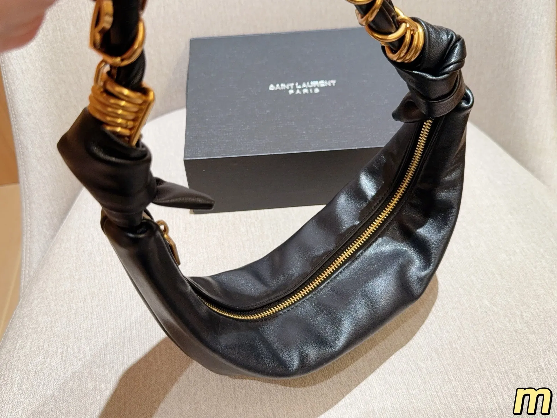 💰135 圣罗兰YSL AMALIA腋下包 柔软慵懒随性“牛角包”造型,超有法式氛围感!肩带是金色YSL字母链条交织,辦识度满分-。拉链开合,内部空问能装手机、钱包等日常小物,手提或腋下背都很时髦,轻松打造松弛感穿搭~ 尺寸39×13 礼盒包装🎁