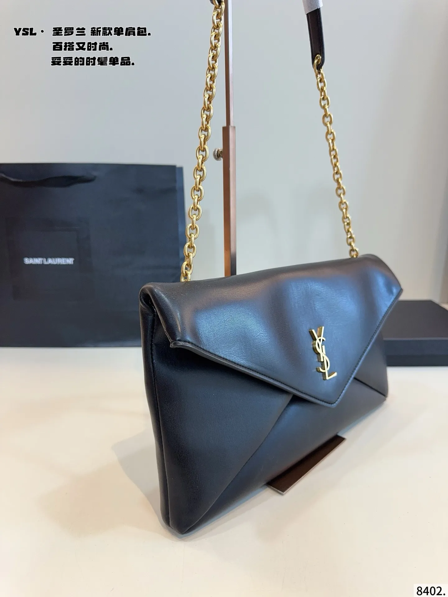 p155配礼盒🎁. YSL圣罗兰 25fw秋冬新款手拿包😍 优雅又大气 软软的小羊皮 手感一流[哇R] 容量更不用说 可以随便往里塞[赞R] 单肩 手拎都十分适配尺寸：34*3*20cm