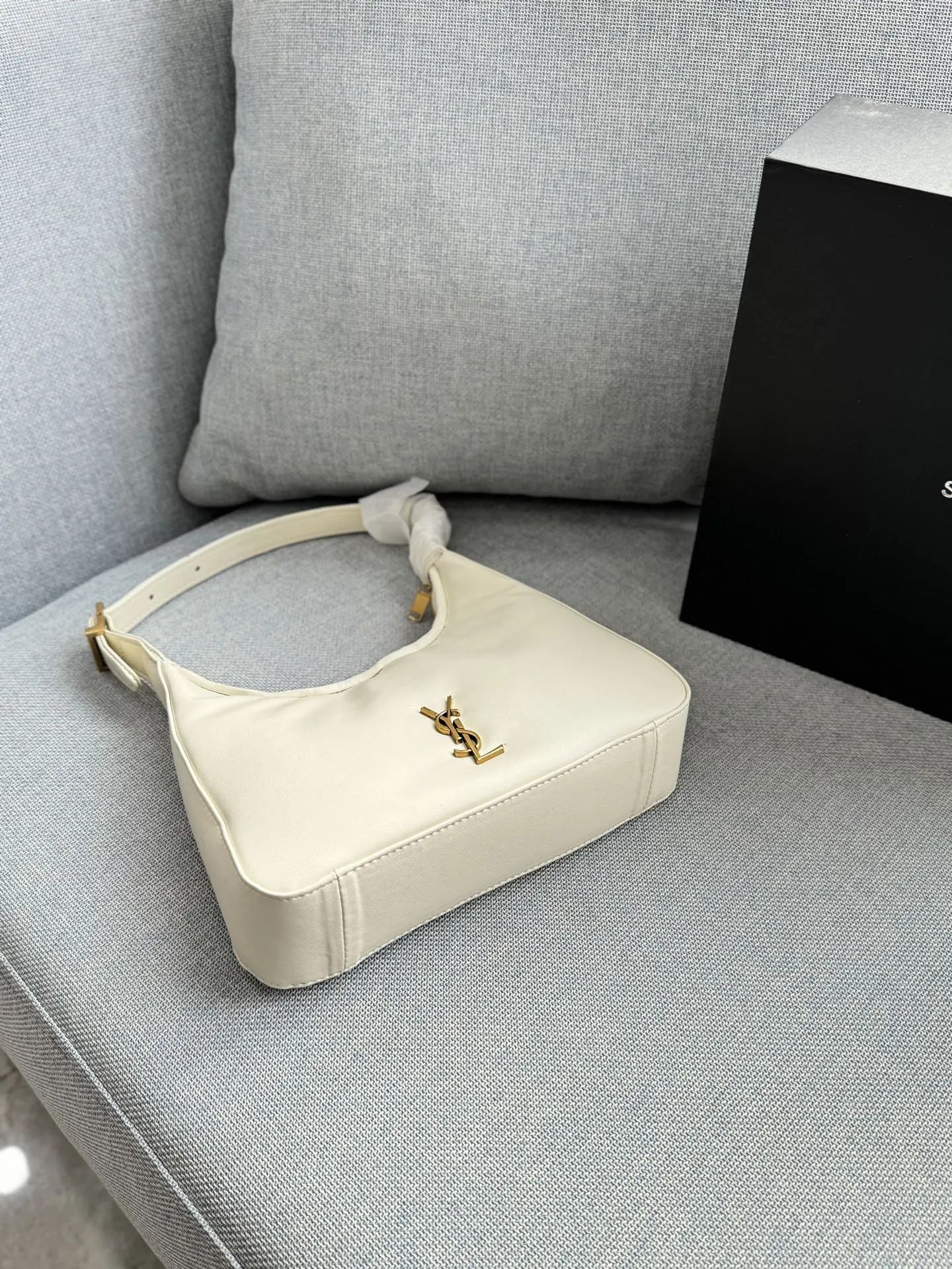 💰135 折叠盒 size:22×19 圣罗兰 YSL Calypso 腋下包 流浪包手提单肩包 触感柔软细腻,搭配金色YSL标志,低调又奢华。月牙形包型, 通勤休闲都很OK! 简约设计+实用性,轻松搭配各种穿搭,是时尚女孩必入的经典单品