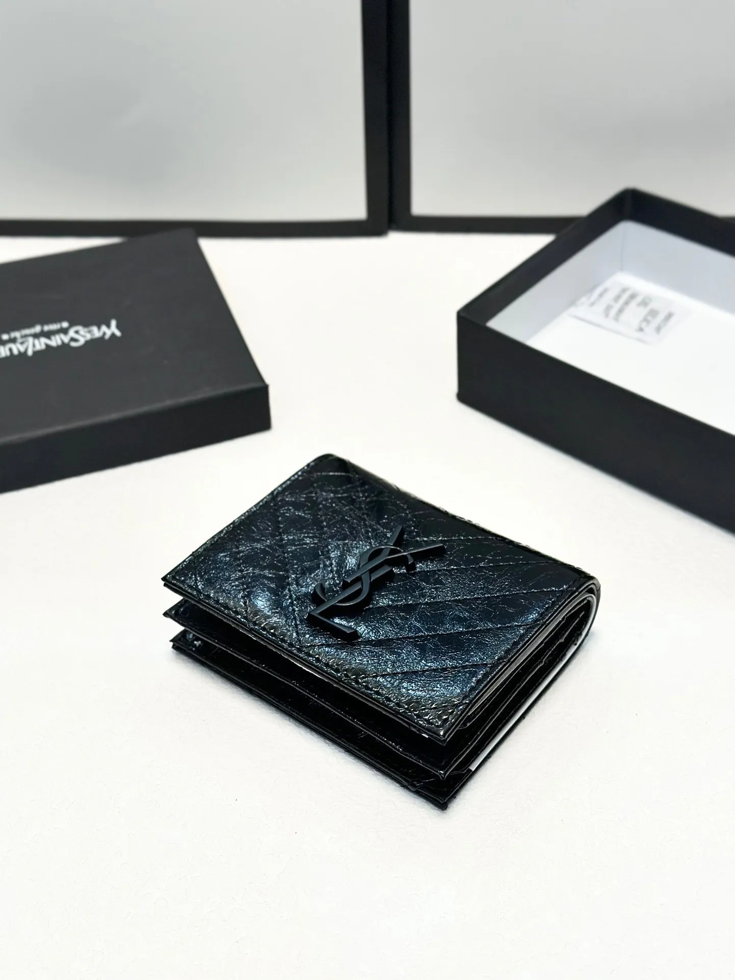 P90🎀🎀颜色 黑🎀尺寸 11x10🎀圣罗兰专柜同步👏时尚钱包，优质油蜡小牛皮👍🏻内阁丰富，超级实用❗️现货高品质[得意]