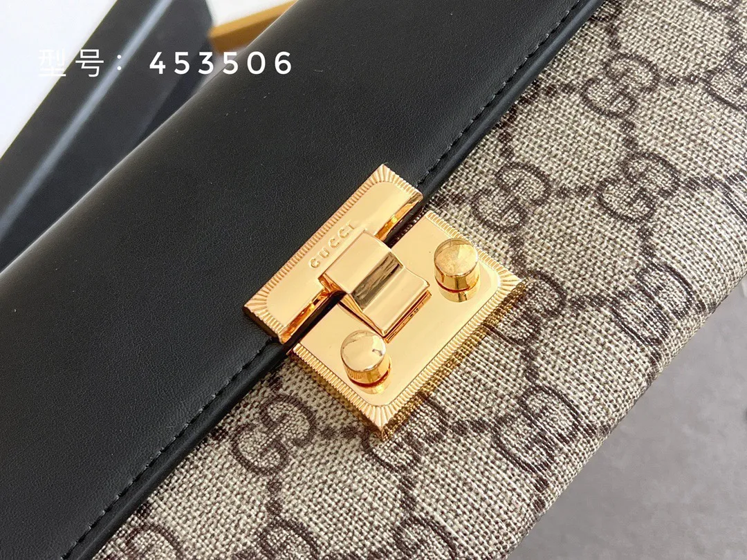 P105🎀GUCCl 453506🎀颜色 黑 🎀尺寸 19*10.5*3.5 🎀GUCCl专柜同步,可肩背专柜品质顶级进口牛皮 海外订制钥匙扣五金 做工油边精湛!