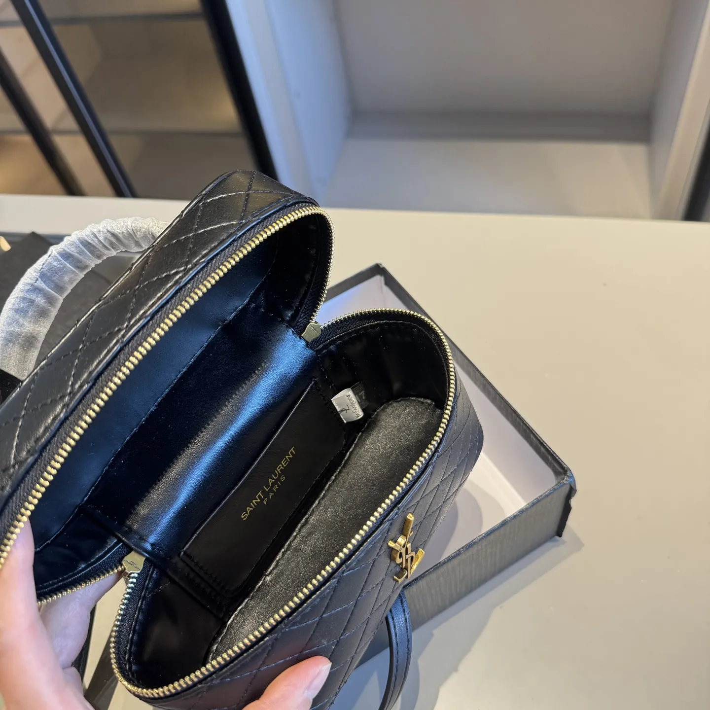 🅿️140✅新品推荐🔜 高端货🔥YSL圣罗兰新款化妆箱～box小盒子包👍明星同款！可手提可肩背～非常实用[呲牙]走到哪都是回头率👍超级有范儿！采用原版牛皮🐂五金都是原版材质哦！质感特别好👍品质堪比正品！上身效果超棒！原版礼盒包装🎁（size：18*11*6）