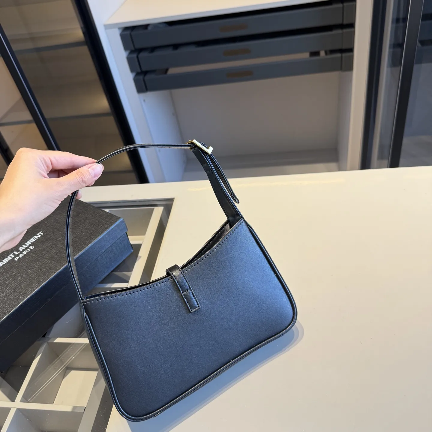 🅿️135✅新品推荐🔜 升级版🔥YSL圣罗兰专柜爆款hobo腋下包!明星同款!到哪都是回头率👍专柜同款哦!品质堪比正品!进口牛皮面料🐂外出轻便实用!原版顶级五金!🎁原版礼盒包装(size:24*15*6)