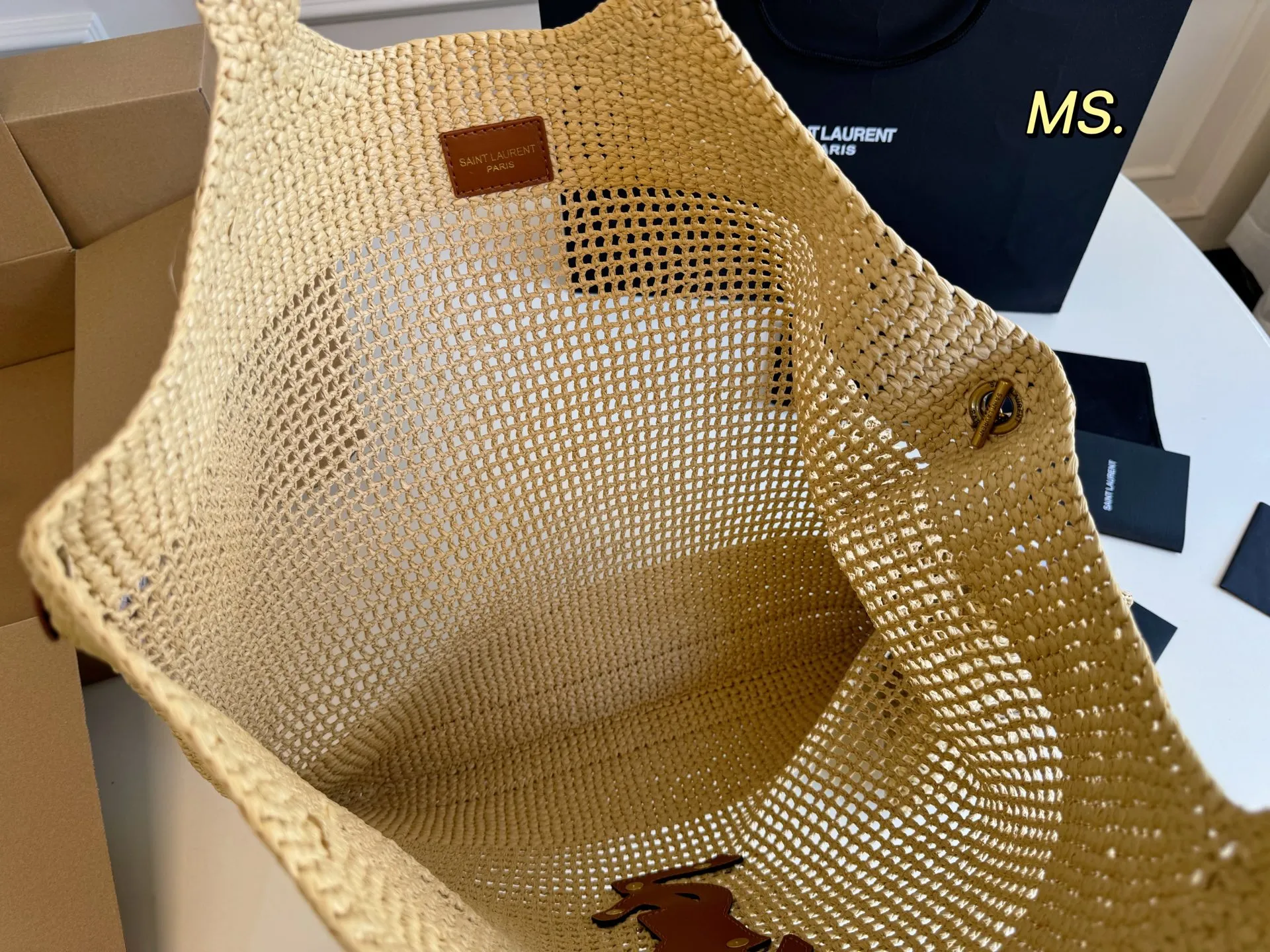 P200(配盒) size:38×41 YSL圣罗兰草编子母托特包💕 超大空间 配零钱包✔️ 大logo搭配草编工艺~ 别有一番风味 ,巨轻盈 慵懒随性,自在随心❗️❗️