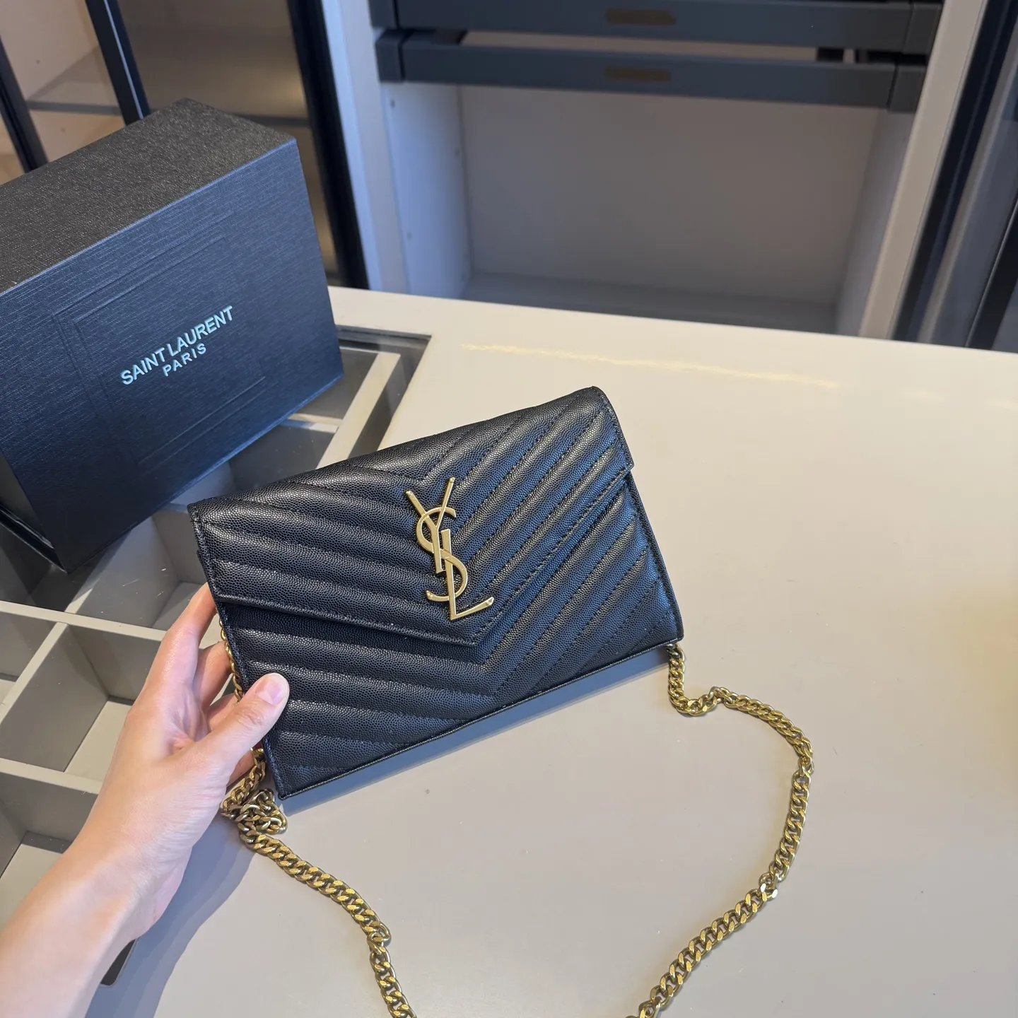 🅿️140✅新品推荐🔜 升级版~高端货🔥YSL圣罗兰专柜经典WOC信封包✉️链条包!超!级!火!👍可肩背!各大明星追捧的爆款~采用原版顶级五金配件!经典logo!顶级做工!面料采用进口鱼子酱牛皮面料!堪比专柜品质🎁原版折叠礼盒包装(size:22*14*3)